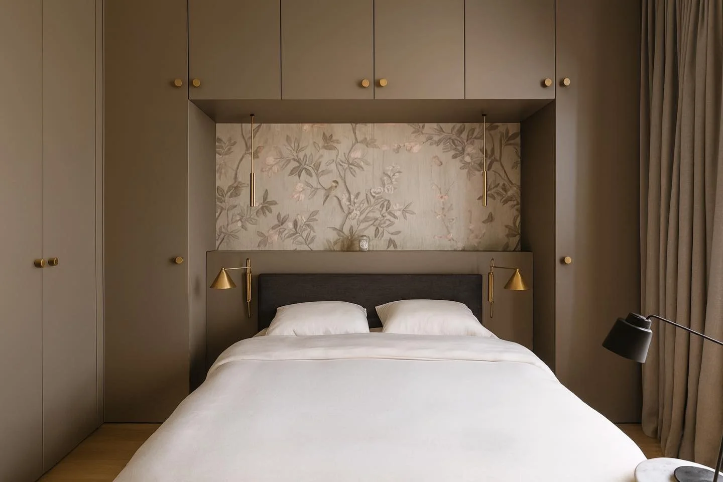 Suite Parentale - Dressing 

Sur ce projet, mes clients m&rsquo;ont confi&eacute; une mission claire : transformer leur chambre en une suite parentale avec dressing int&eacute;gr&eacute;, &eacute;l&eacute;gante et fonctionnelle, dans une ambiance h&o