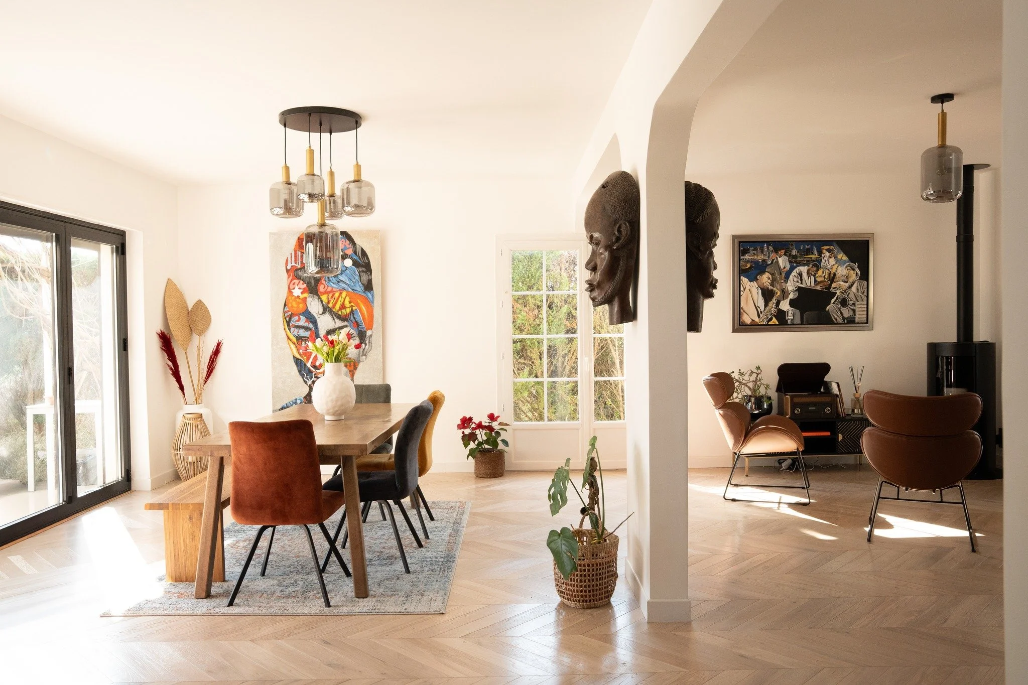 Projet AUSSONNE 

Ouvrir, all&eacute;ger, laisser circuler la lumi&egrave;re.

Le d&eacute;cloisonnement de murs porteurs et l&rsquo;ouverture de la fa&ccedil;ade ont permis d&rsquo;installer une baie accord&eacute;on de plus de 4 m&egrave;tres et de