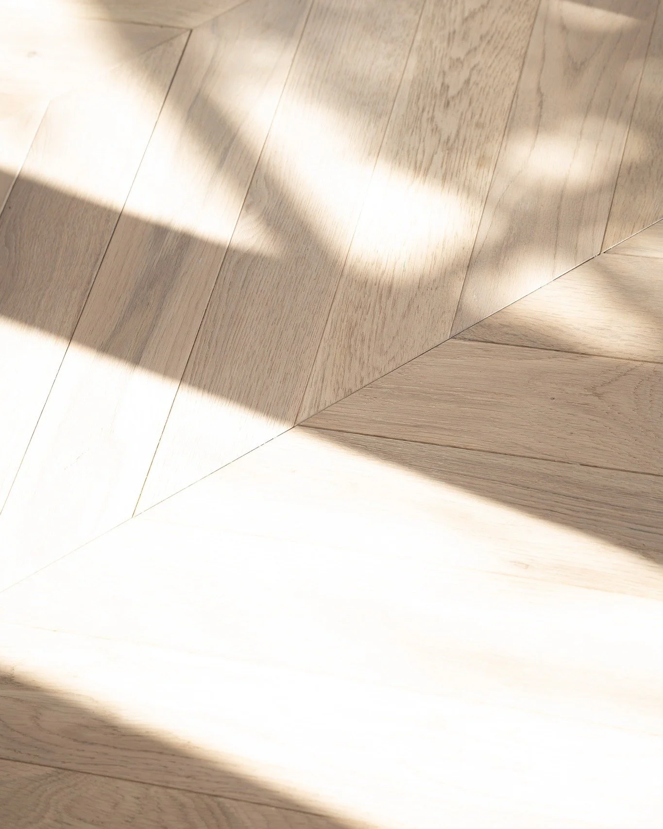 PROJET AUSSONNE &mdash; r&eacute;chauffer et structurer l&rsquo;espace
Le carrelage gris des ann&eacute;es 80, froid et sans caract&egrave;re, ne mettait pas en valeur la pi&egrave;ce de vie ni la lumi&egrave;re naturelle.
Nous l&rsquo;avons remplac&