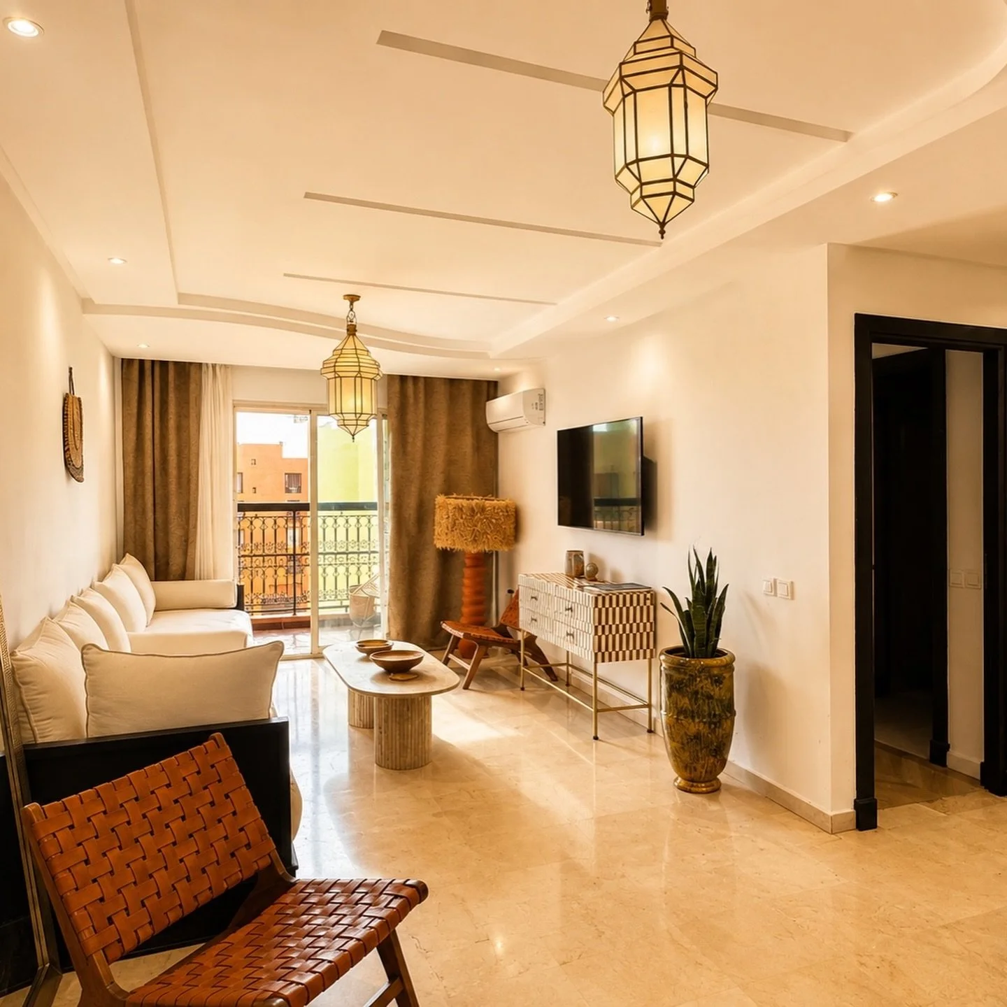 Retour sur mon premier projet de r&eacute;novation &agrave; l&rsquo;&eacute;tranger : un appartement solaire au c&oelig;ur de Marrakech.

Ici, la pi&egrave;ce de vie.

Quand j&rsquo;ai d&eacute;couvert cet appartement pour la premi&egrave;re fois, il