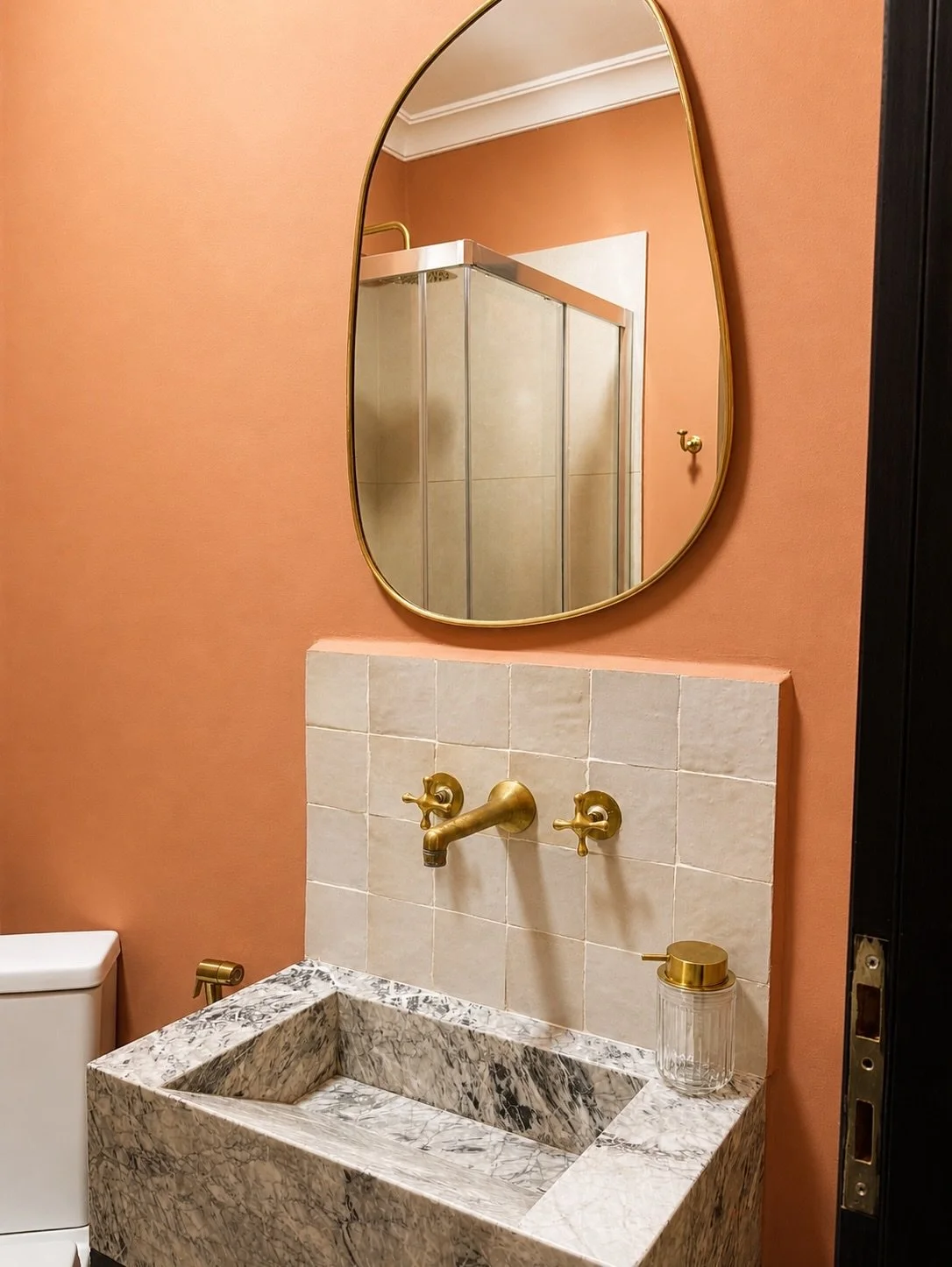 ✨ Deux salles de bain, une seule ambiance.

Une salle de bain ind&eacute;pendante et une seconde int&eacute;gr&eacute;e &agrave; l&rsquo;une des chambres, pens&eacute;es dans le m&ecirc;me esprit chaleureux et &eacute;l&eacute;gant, inspir&eacute; de