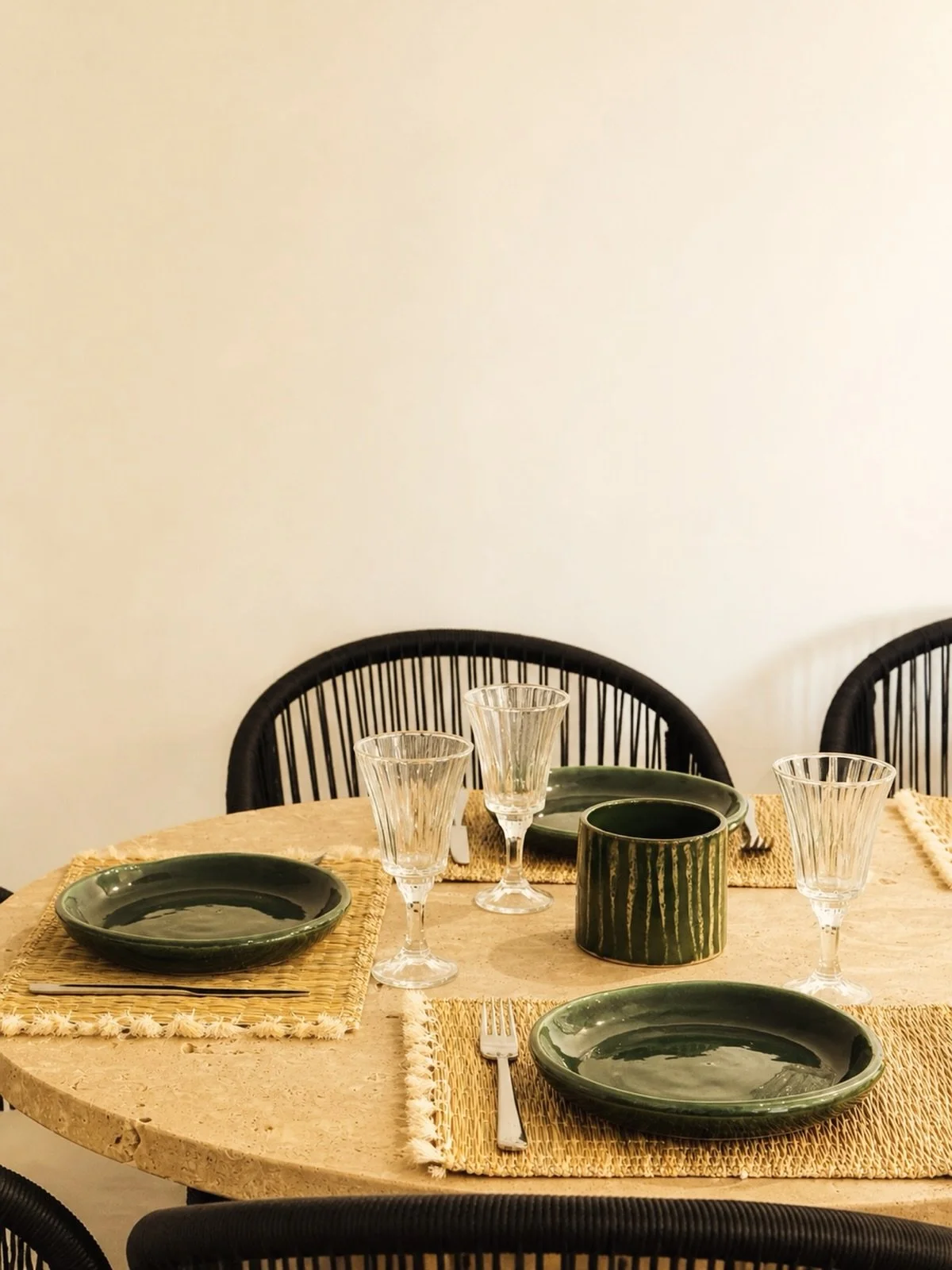 ✨ Projet Marrakech. La Salle &agrave; Manger. 

Table en travertin, mati&egrave;res naturelles et vaisselle soigneusement s&eacute;lectionn&eacute;e : ici, tout le mobilier a &eacute;t&eacute; dessin&eacute; sur mesure par Maison Tr&eacute;sor pour c
