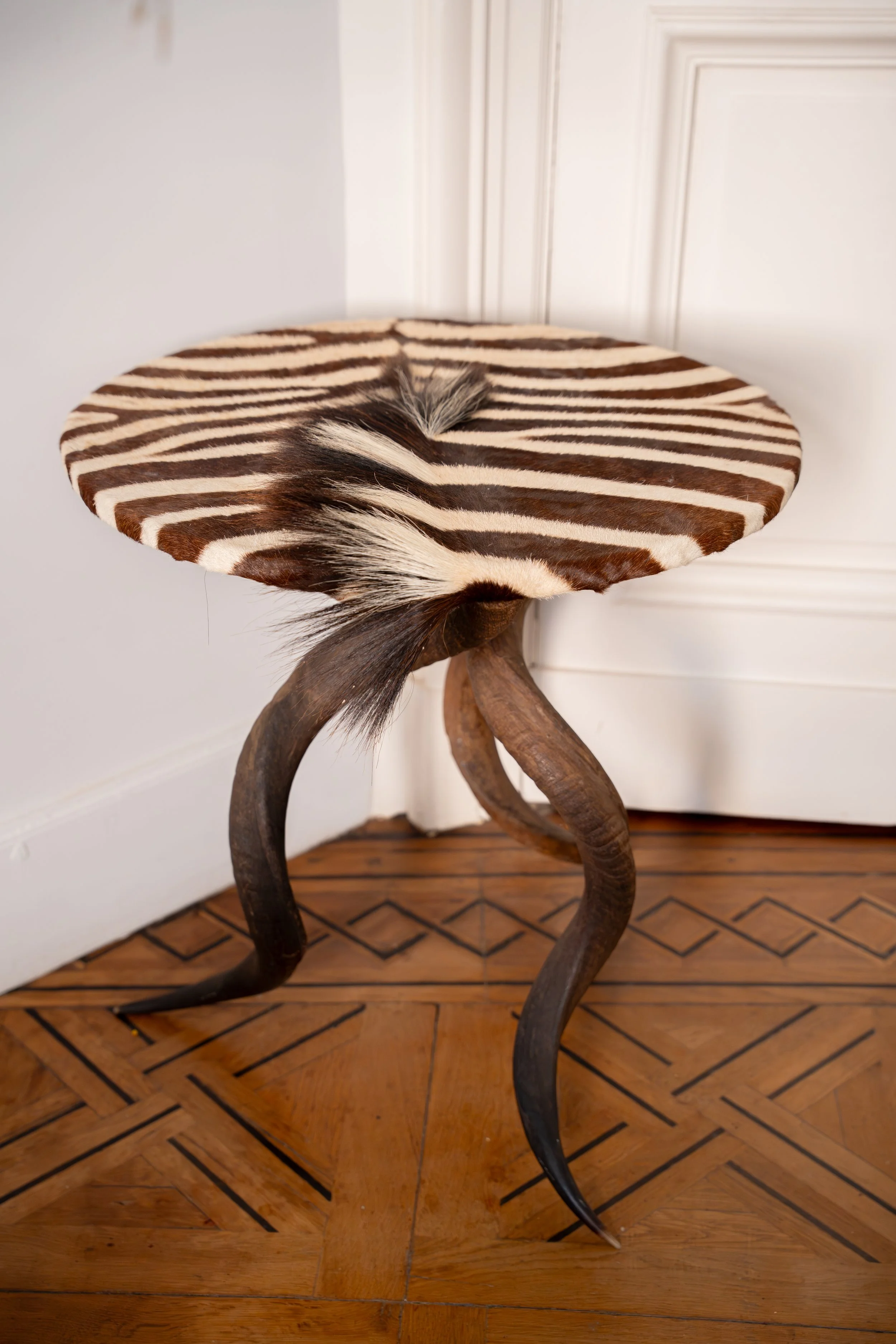 Table ronde en peau de zèbre