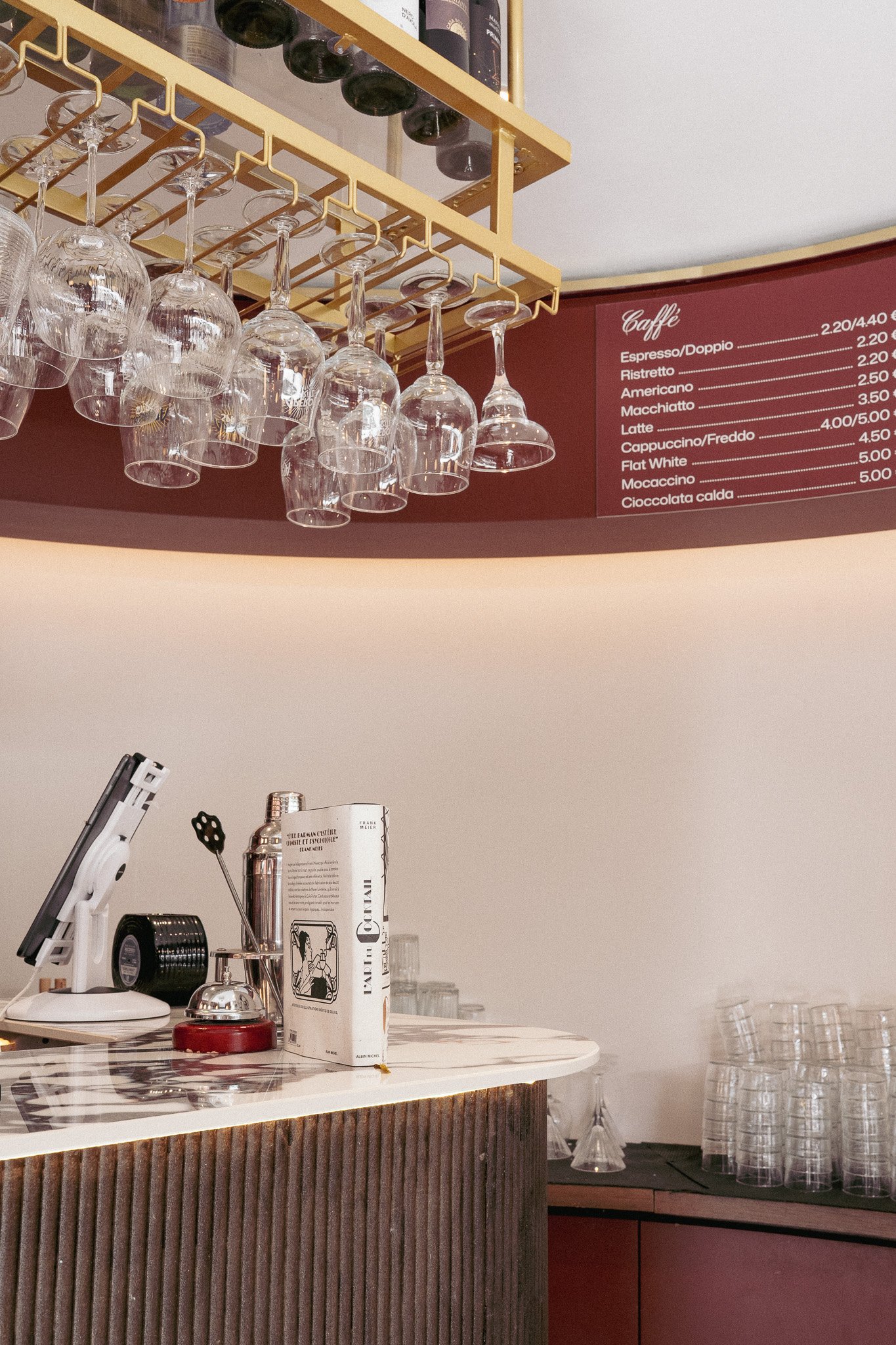 Espace bar et rangement des verres — Maison Trésor Studio. Photographie Jean Pellaprat