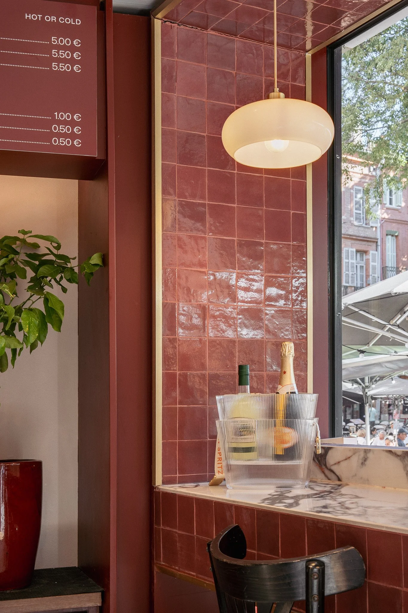 Vue du bar Buzzati’s, zellige bordeaux et suspension — Maison Trésor Studio. Photographie Jean Pellaprat