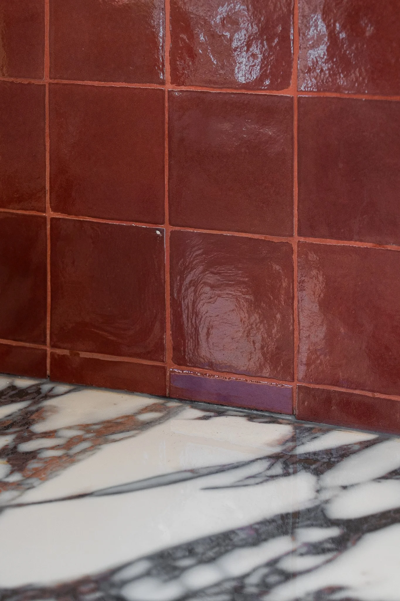 Détail du zellige bordeaux et du comptoir — Maison Trésor Studio. Photographie Jean Pellaprat