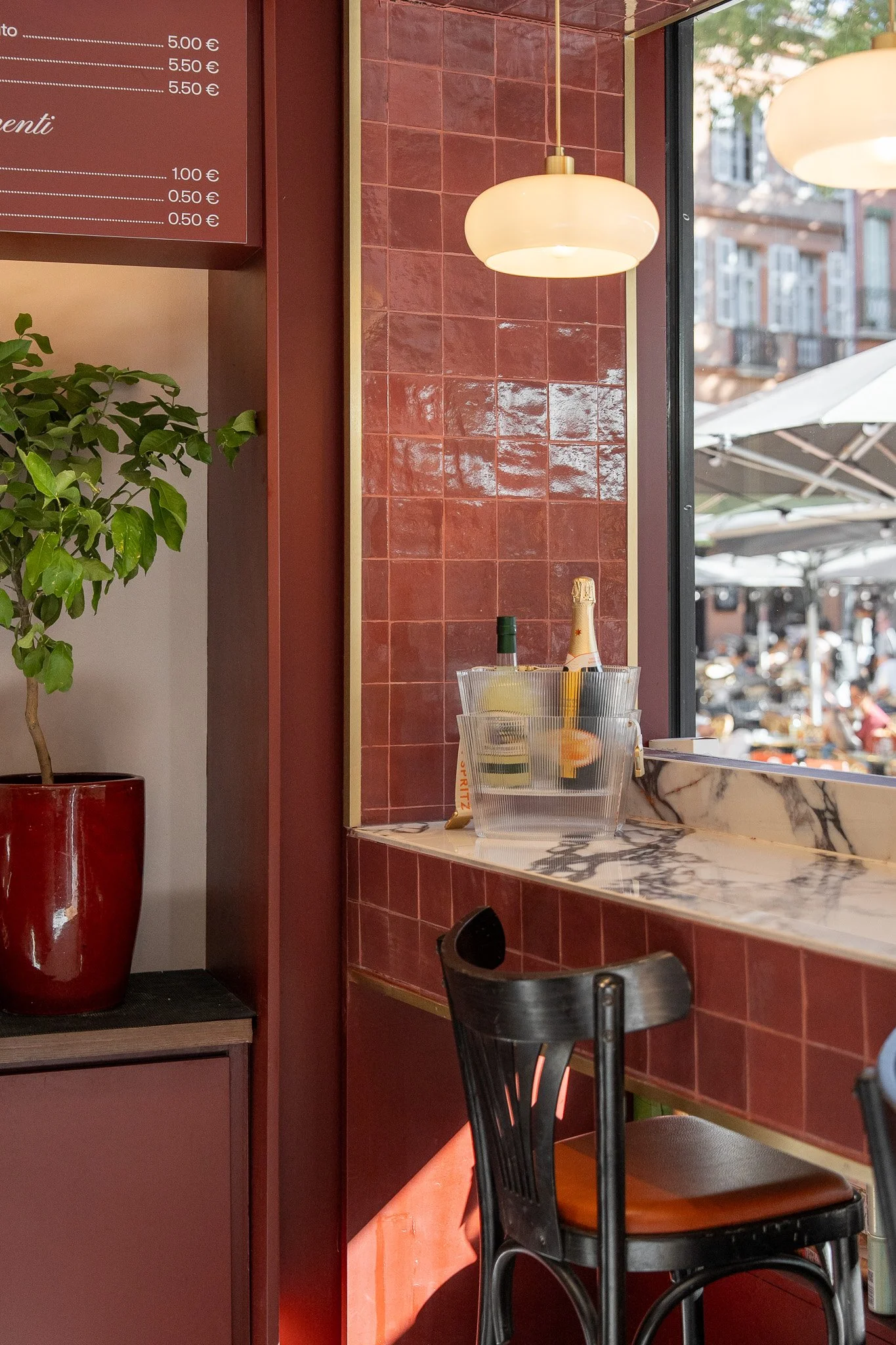 Vue du bar vers la fenêtre — Maison Trésor Studio. Photographie Jean Pellaprat