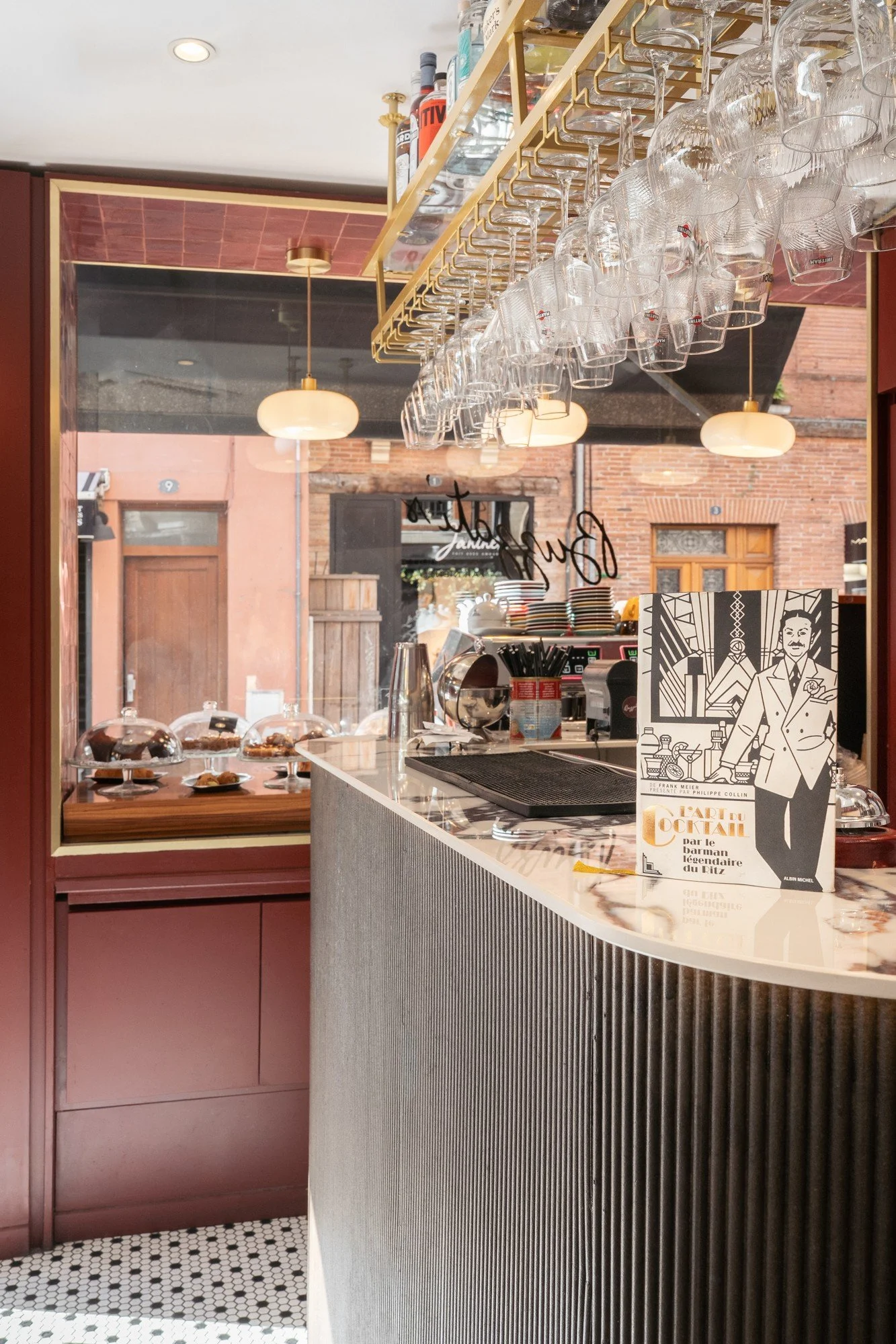 Le comptoir Buzzati’s, zellige bordeaux, laiton et suspensions