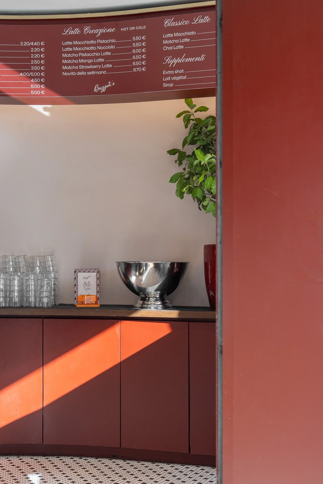 Comptoir du bar Buzzati’s à Toulouse — Maison Trésor Studio. Photographie Jean Pellaprat