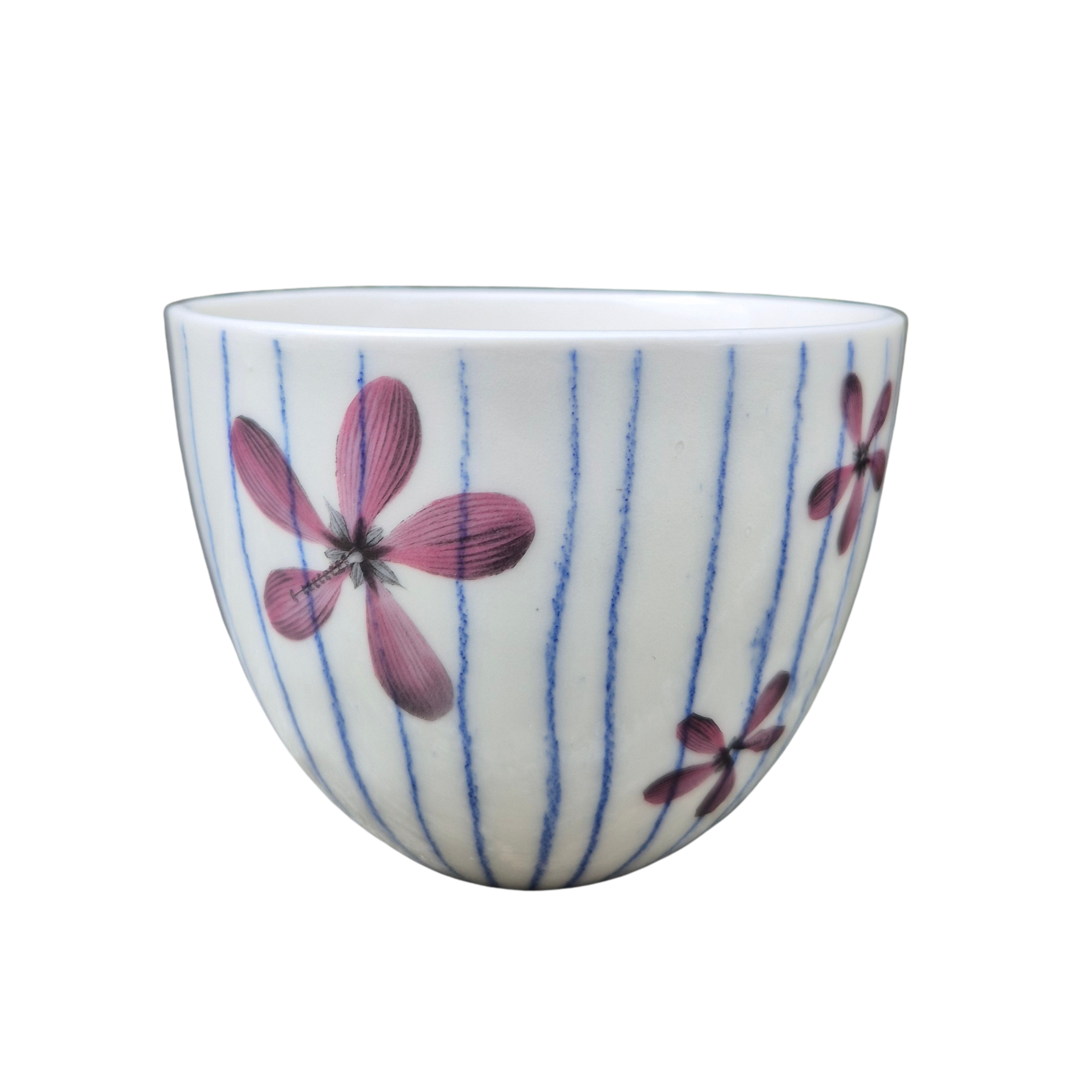 Skål med striber og blomster