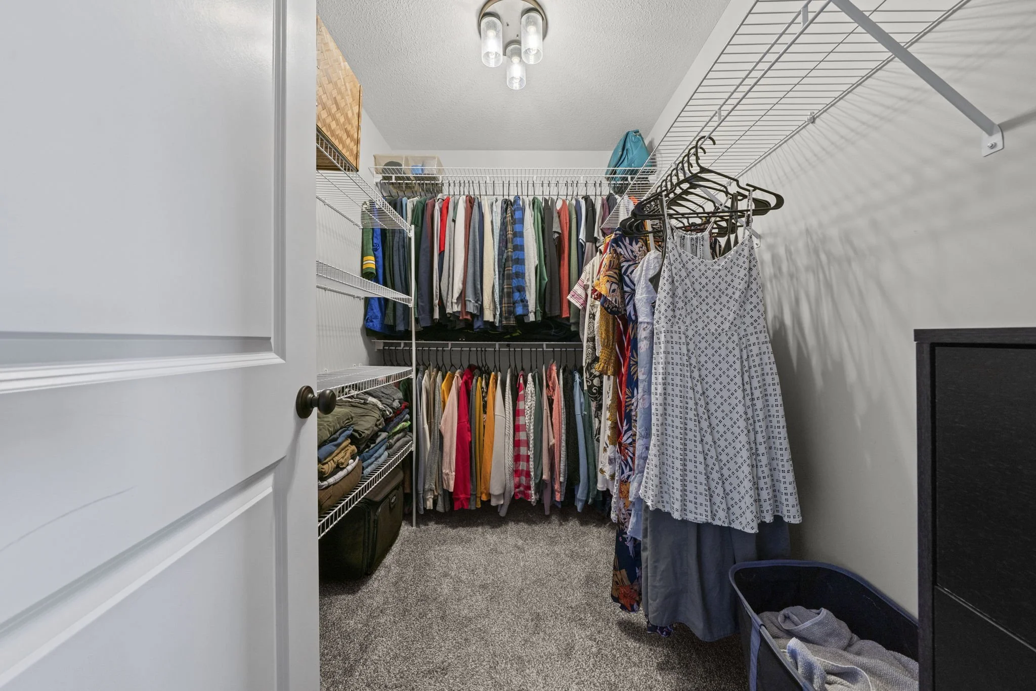 25 - Walk In Closet.jpg