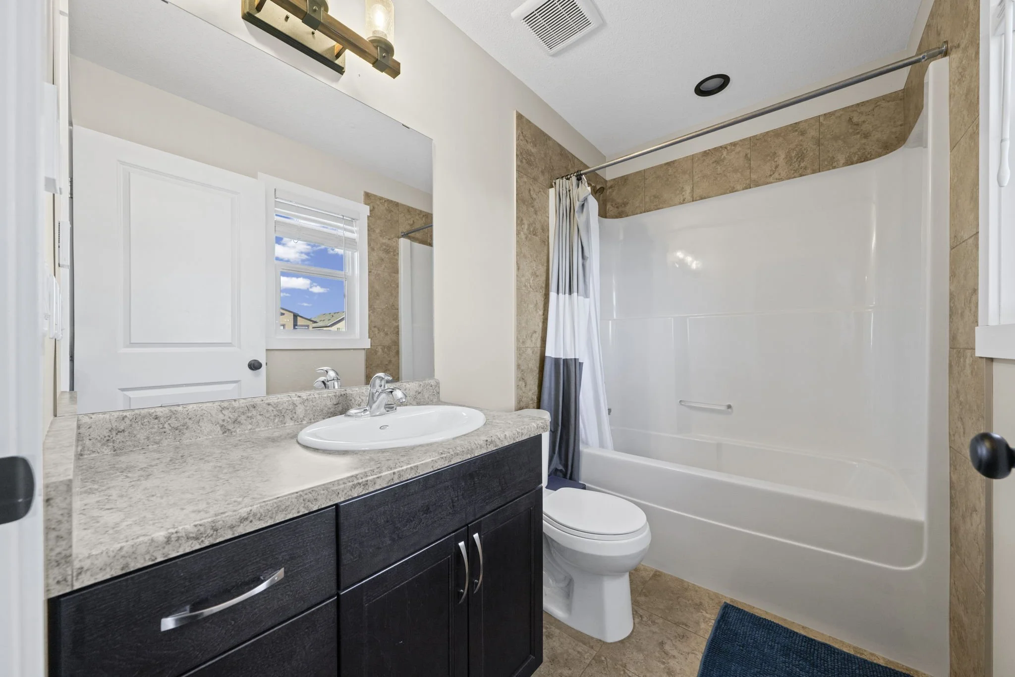 26 - Ensuite Bathroom.jpg