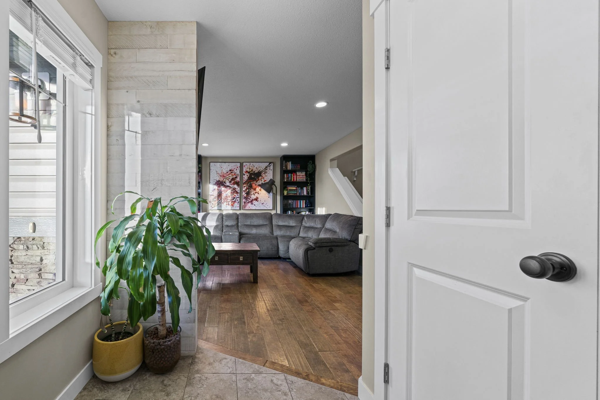 15 - Foyer Facing Living.jpg