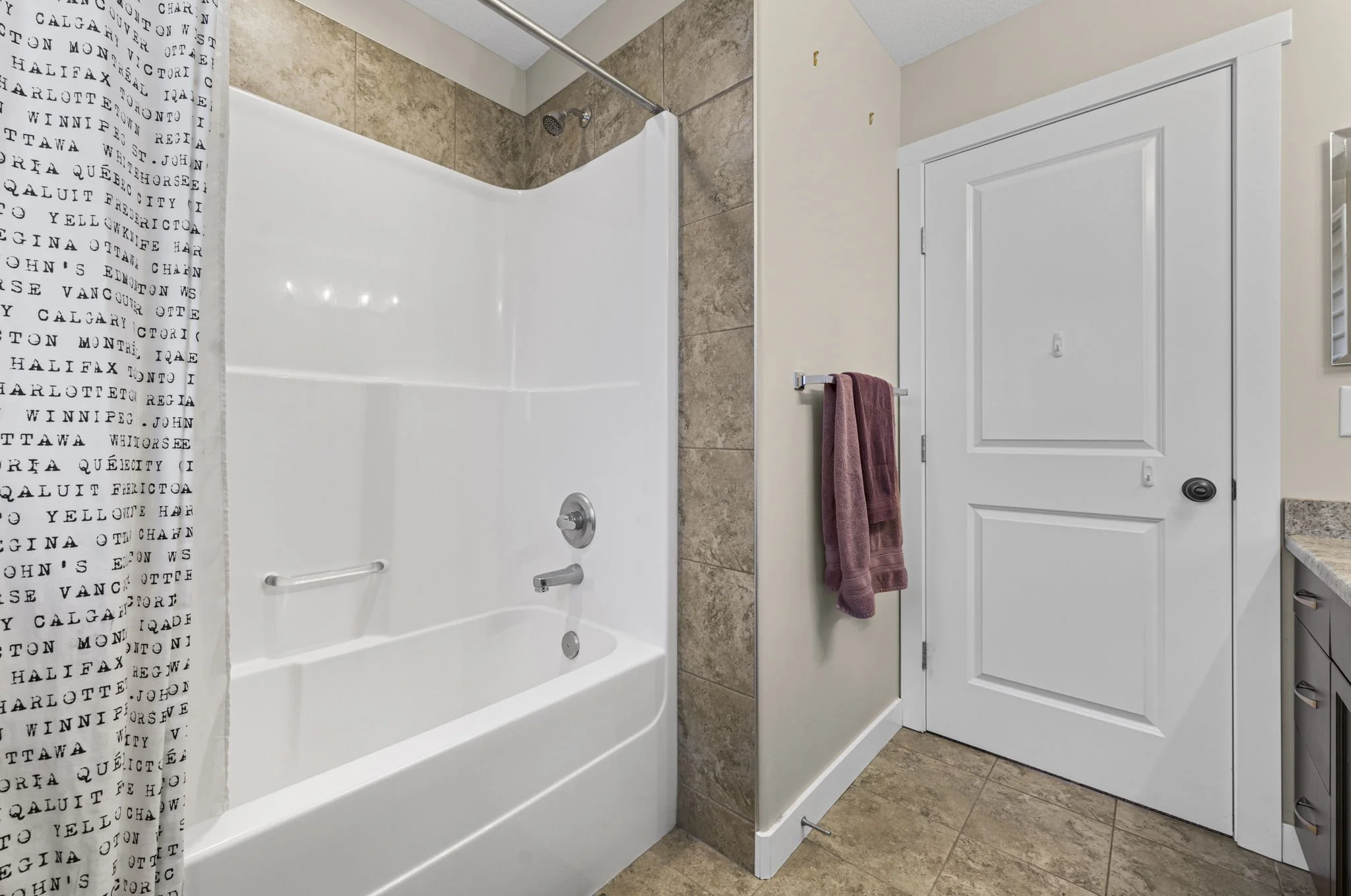 34 - Upper Bathroom Tub.jpg