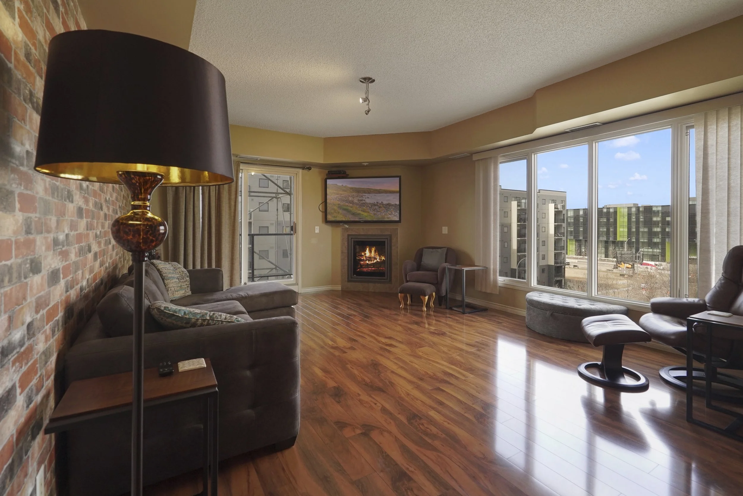 Living Room 1 (2).JPG