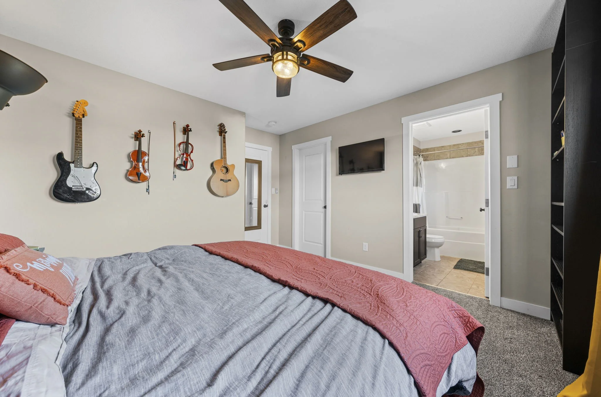 24 - Primary Ensuite Doors.jpg