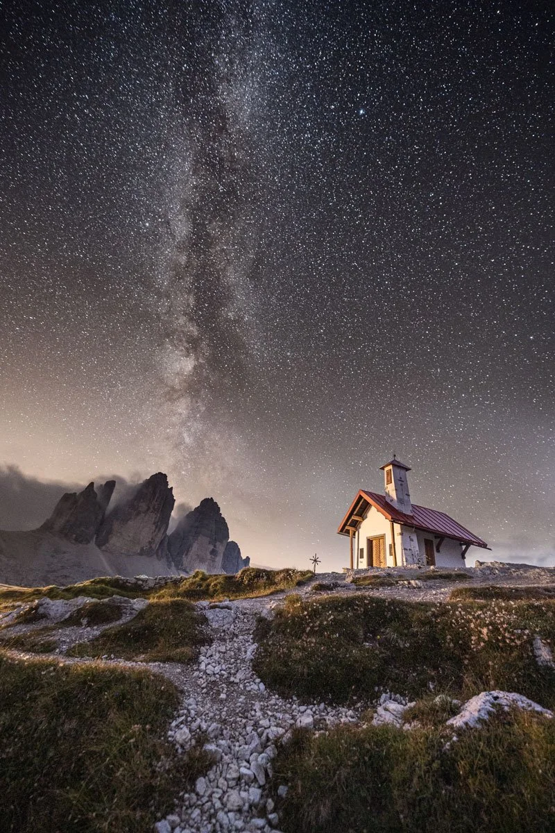 Tre-cime-di-lavaredo-cappella-milky-way.jpg