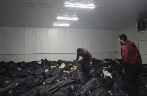 Mannen staan tussen rijen lichamen in een mortuarium in Teheran na massale dodelijke repressie van demonstranten door veiligheidstroepen, op deze ongedateerde afbeelding verkregen door Iran International.