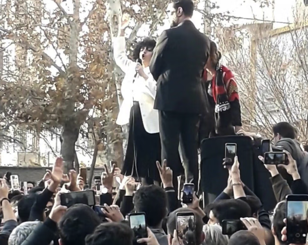 Iraanse veiligheidstroepen arresteren Nobelprijswinnares Narges Mohammadi tijdens herdenking in Mashhad