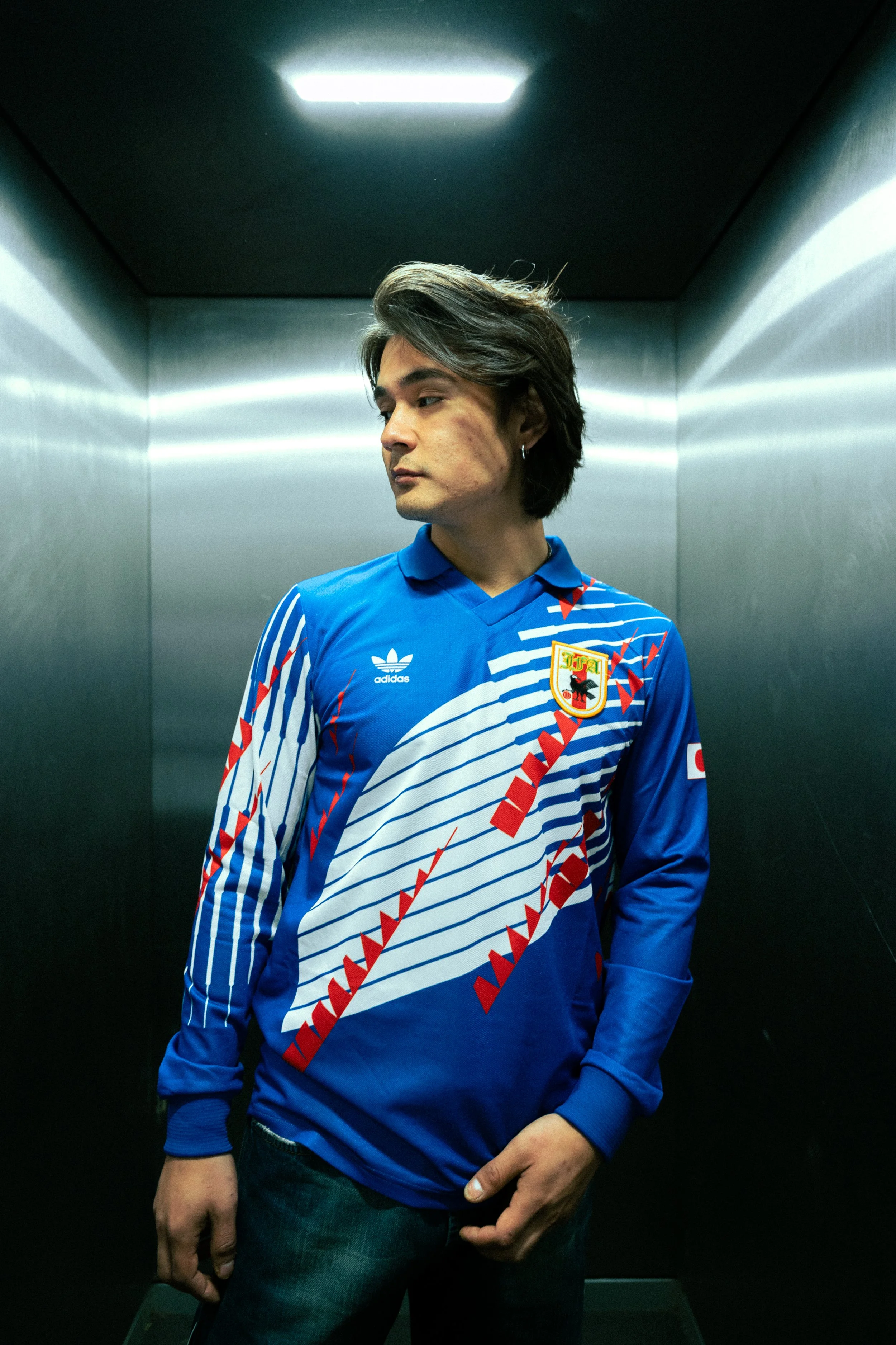 Japan Retro-Fußballtrikot fotografiert an urbanem Standort, Teil der Adidas Retro-Reihe zur WM 2026