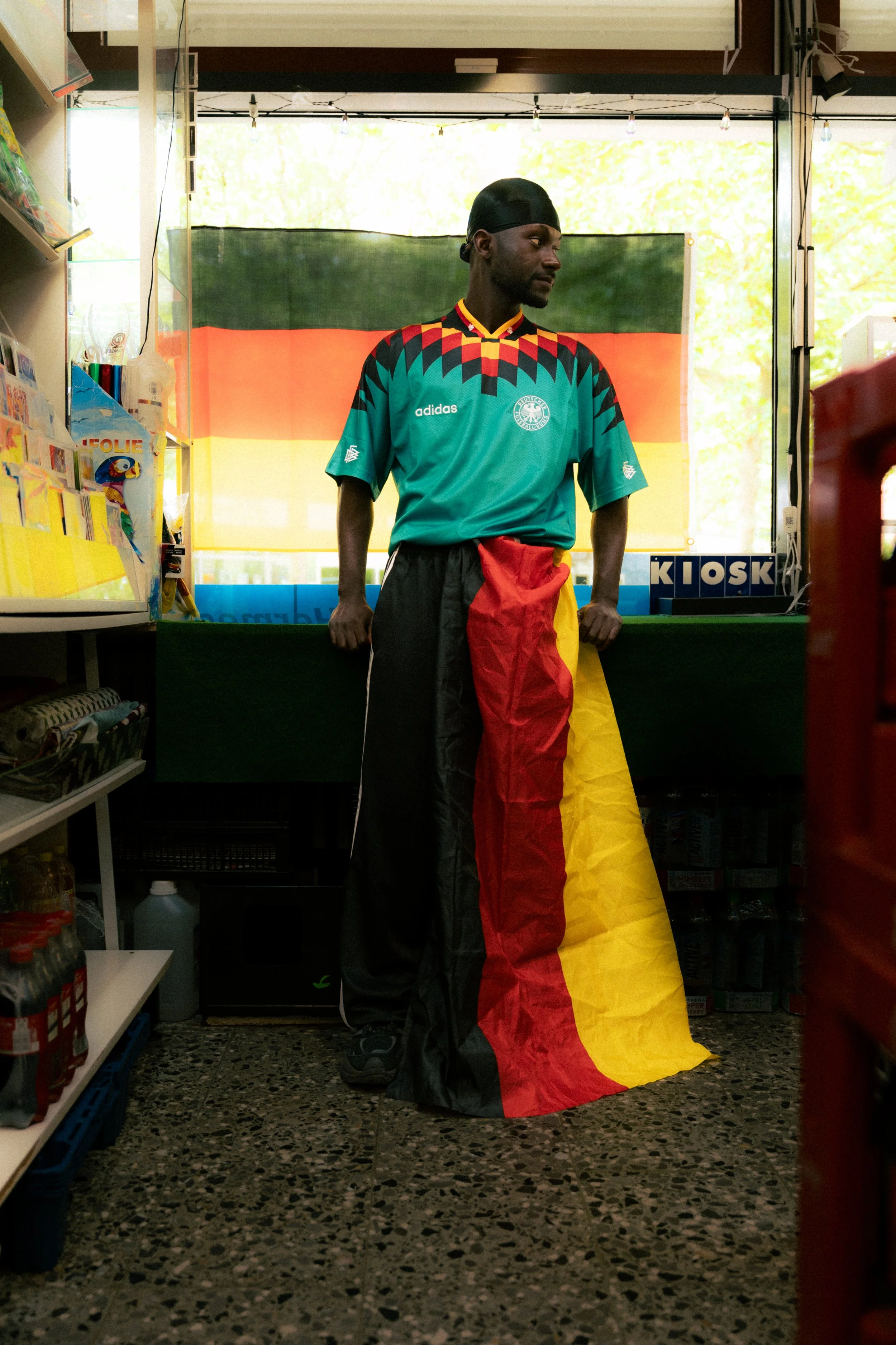 Retro-Fußballtrikot Deutschland 1992 fotografiert vor urbaner Kulisse in Münster, Teil der Adidas Retro Collection