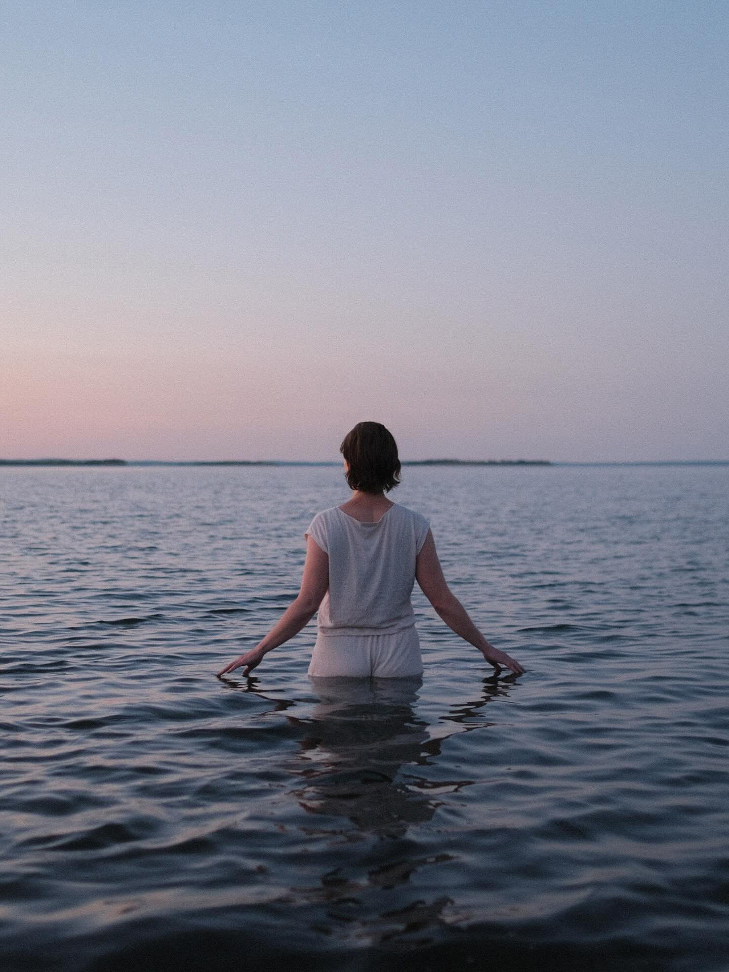 In a world full of hustle and distraction, slowing down is an act of quiet rebellion.

Emma&rsquo;s light-hearted and beginner-friendly mindfulness series starting in September at @lincolnstreet_studio offers a gentle pause&mdash;a chance to explore 