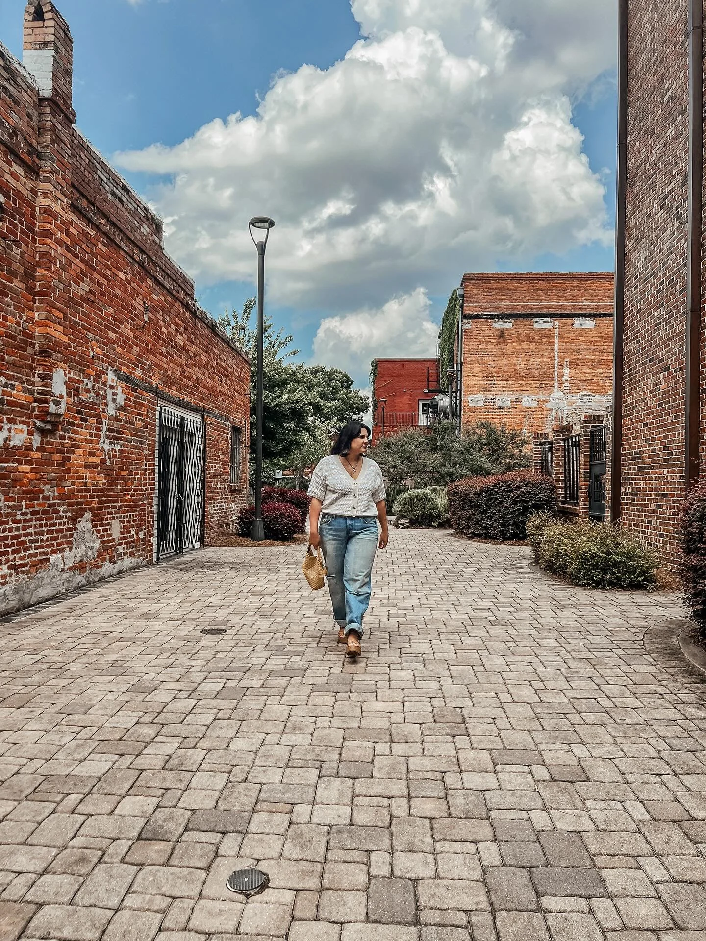 After becoming a mom, I’ve noticed how much we need to surround ourselves with friends that push us to become our best selves. 
•The friends that discuss us on their knees, while sending a silent prayer while driving to our next destinati