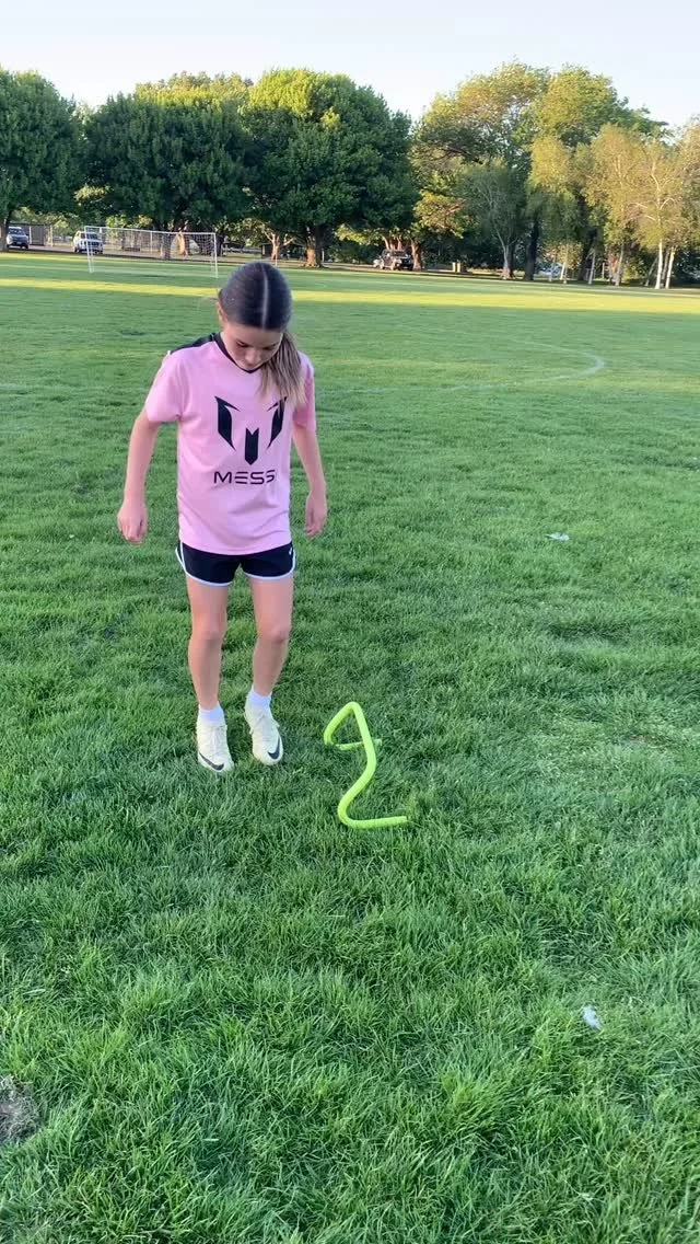 Quick feet, power steps, and working on our landings! Improving athleticism and preventing injuries 👏⚽️ look at this superstar go!