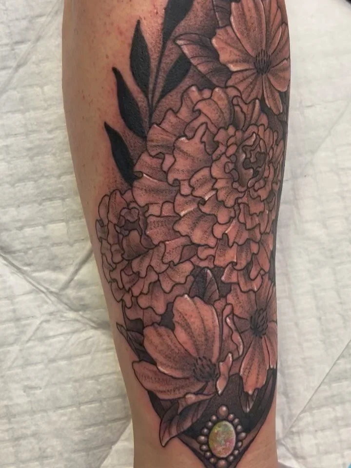 Shout out to Jess for sitting like a champ through this one shot! 🙌

#blackandgrey #tattoo #cosmo #marigold #opal #galena #dubuque #platteville