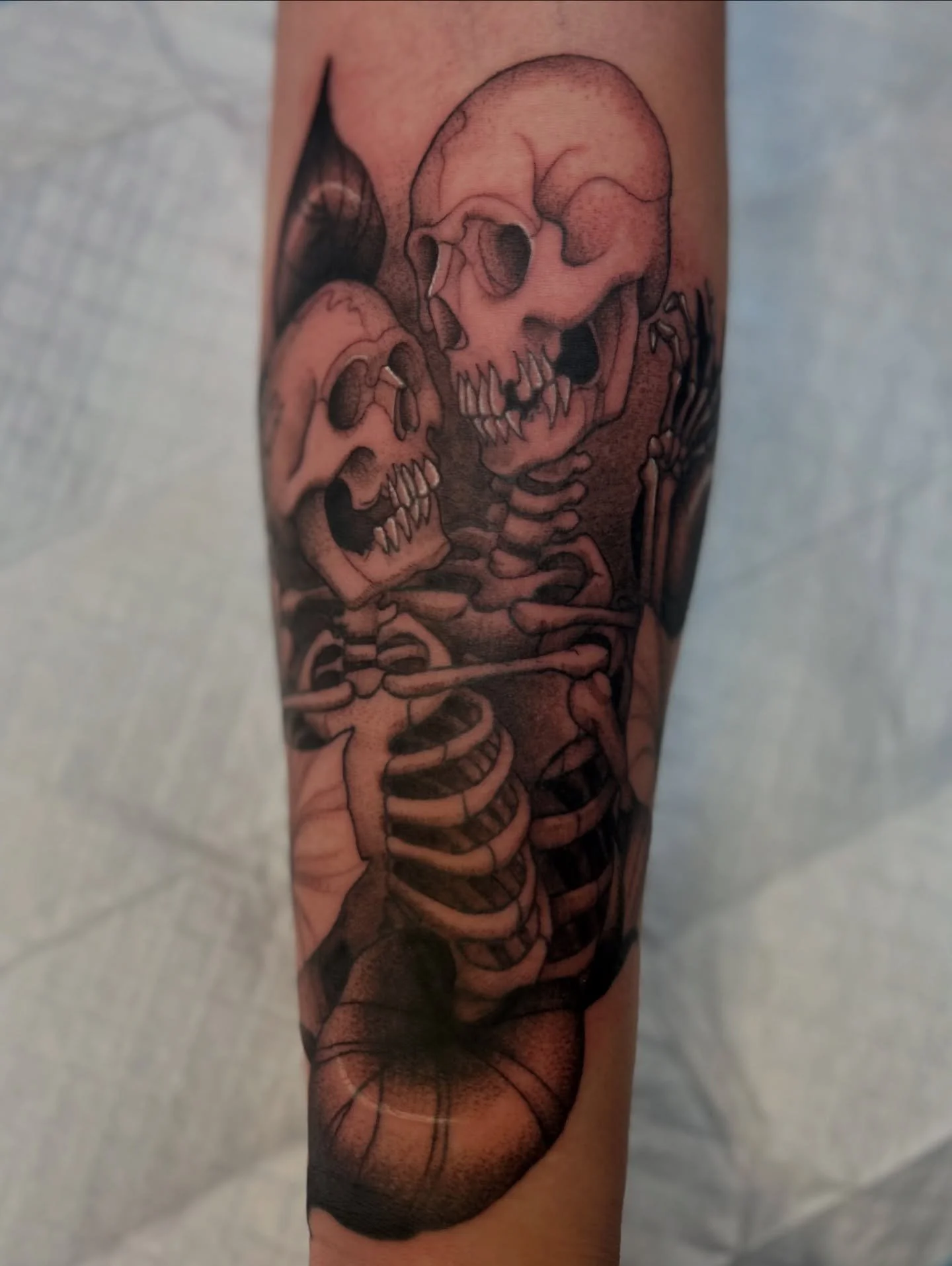 Til death 🖤

Lines healed, fresh shading
Thanks for the trust @6bgraphite_ 

#skeleton #love #tattoo #blackandgrey #tildeath