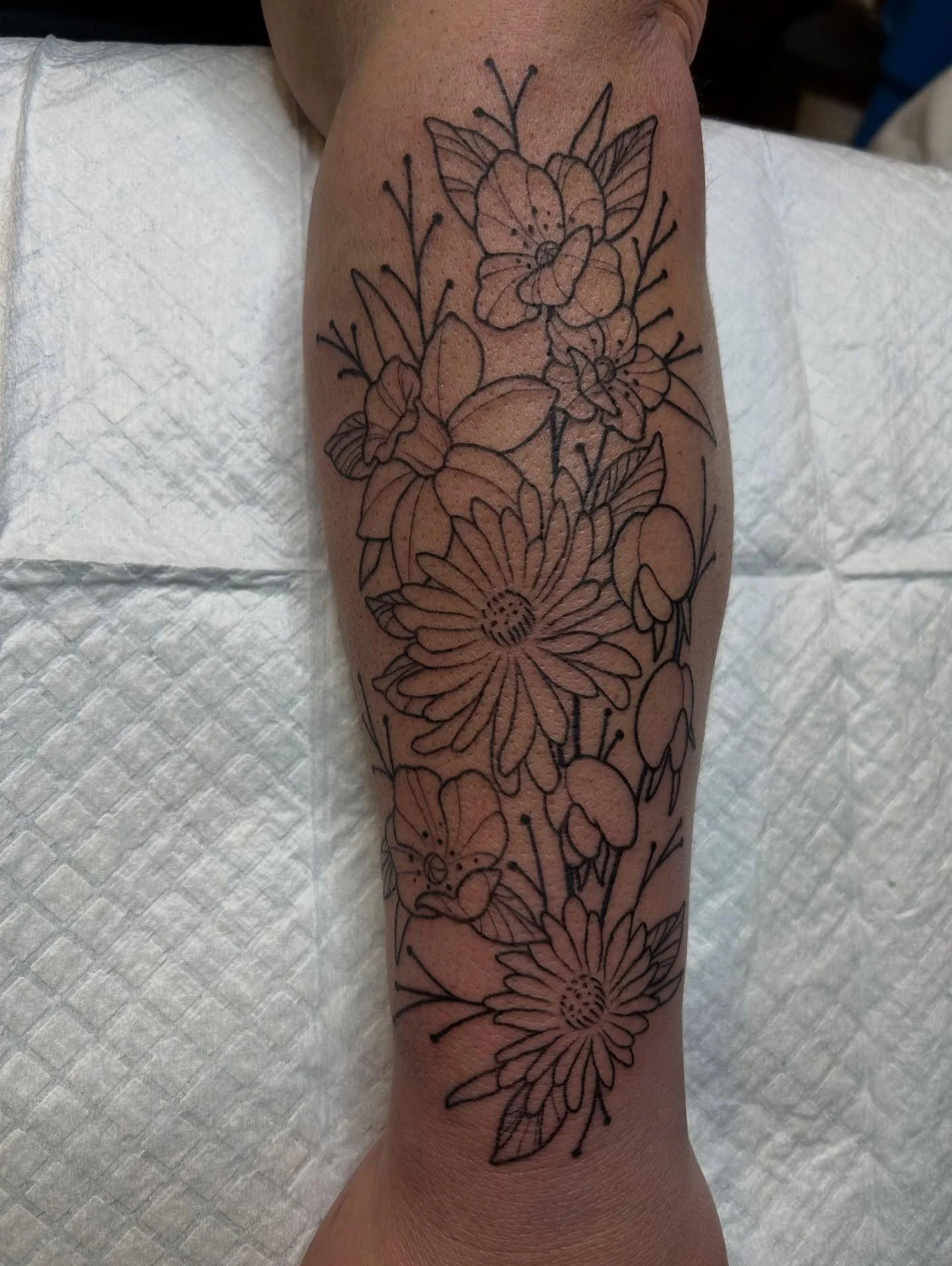 Session one done ✔️ 
Thanks for the trust and the laughs, Heather! 

#floral #tattoo #blackandgrey #poppy #aster #sweetpea #daffodil