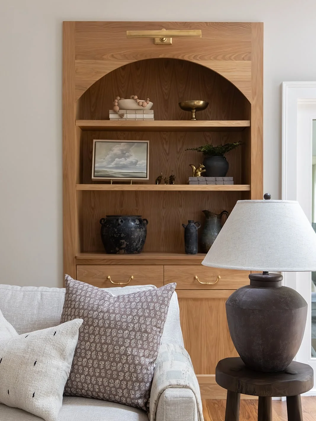 Take a closer look at the family room of our recently completed whole home renovation for the sweetest clients. Swipe for more. Amber Marques Interiors, always liveable, always timeless.📸 @jennagalletti