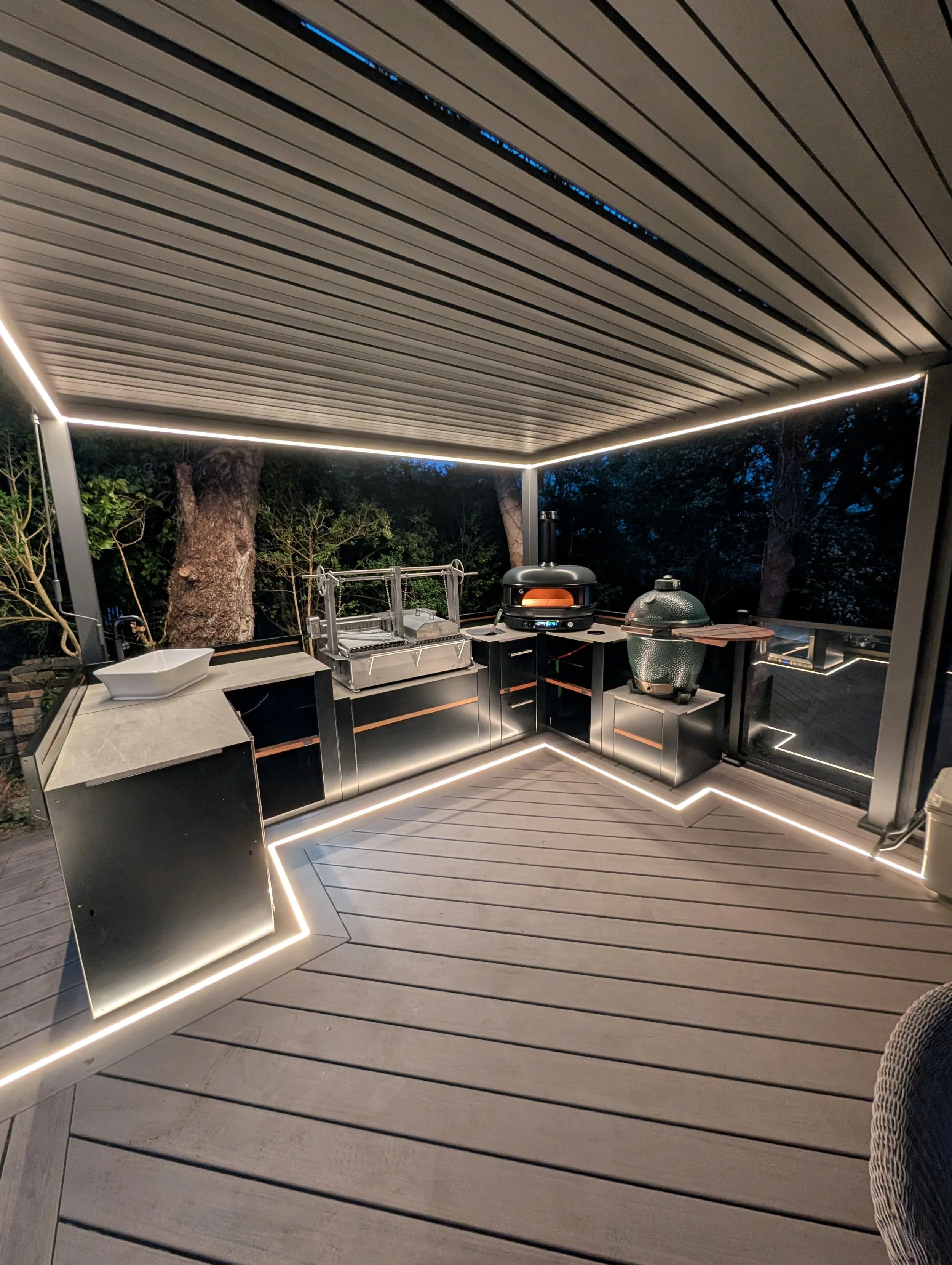OUTDOOR KITCHENS