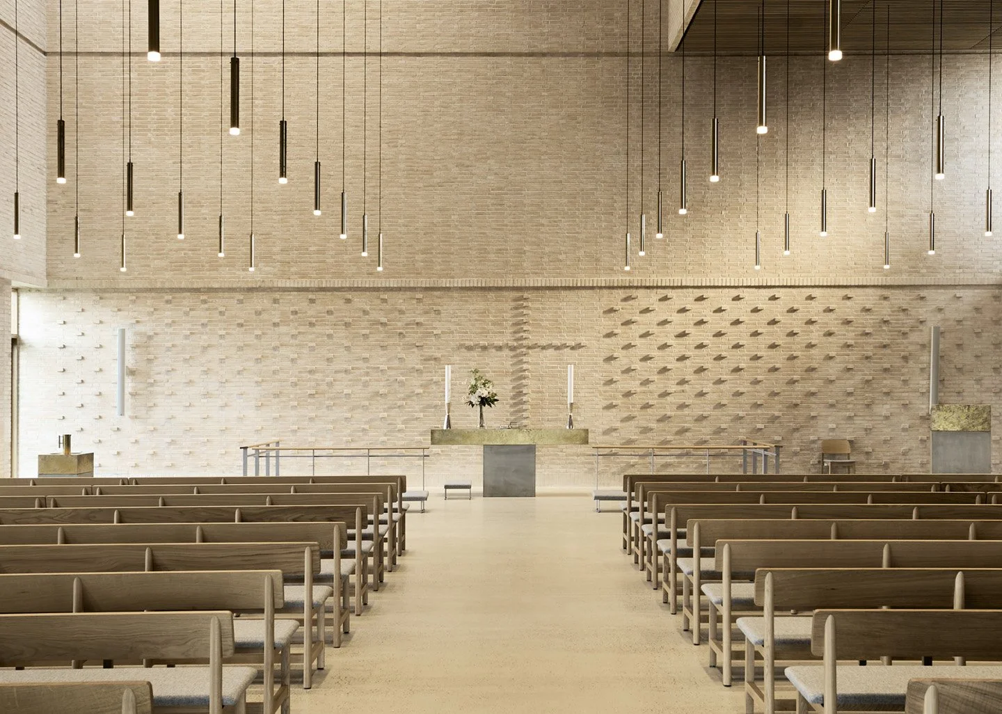Indre af en kirke med række kirkebænke, en altertavle med lysestager og blomster, og moderne loftlamper.