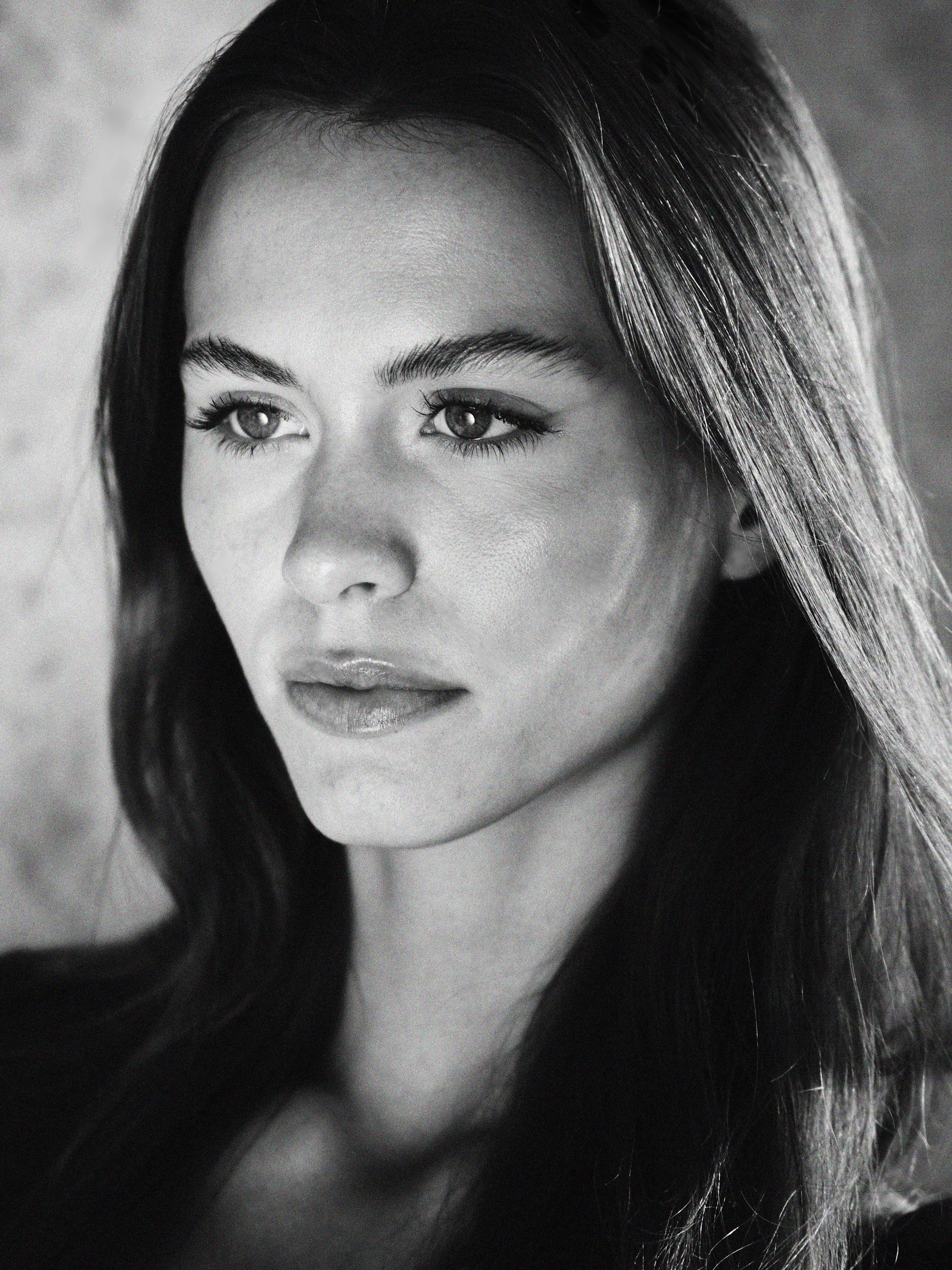 Sort-hvid portræt af en kvinde med langt hår og tydelige øjne