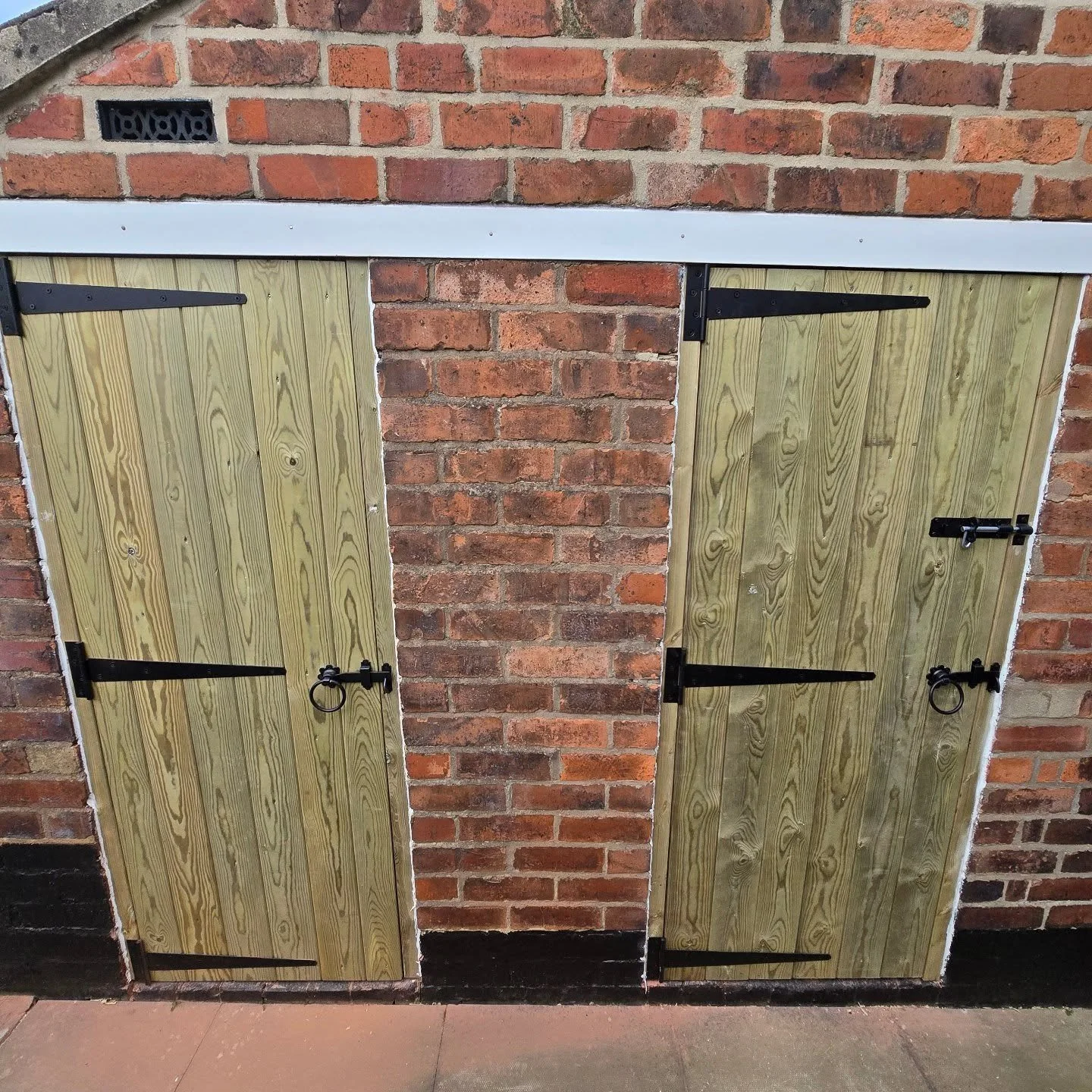 A couple of bespoke gates made &amp; fitted this week using Pressure Treated Timber and Epoxy coated hardware to replace some rotting ones. These will last a long time ⏳️ All ready for decorations 🎨