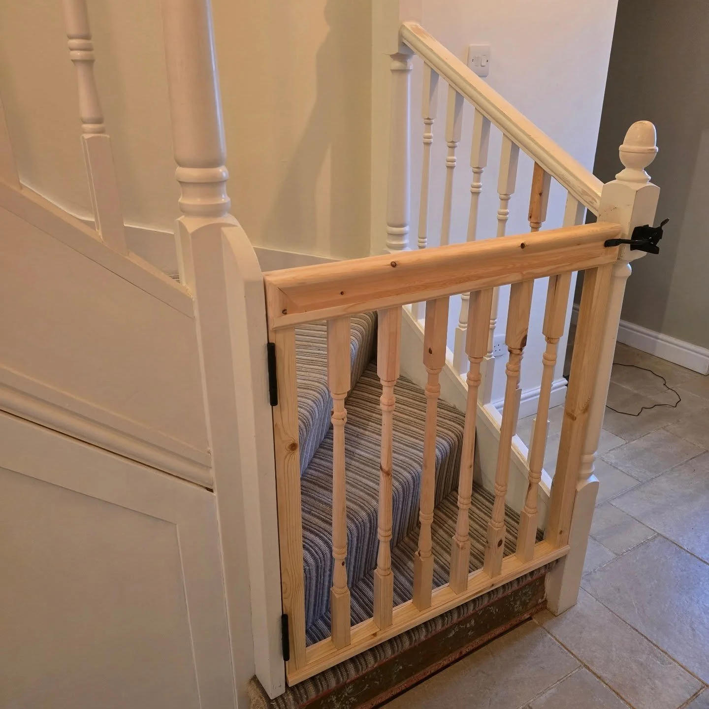 This weeks been a mixture of bespoke work and repair work. Starting off monday building a bespoke understairs unit with double shaker doors and a stud wall with shaker paneling on to match. Tuesday some repair work replacing some timber cladding on a