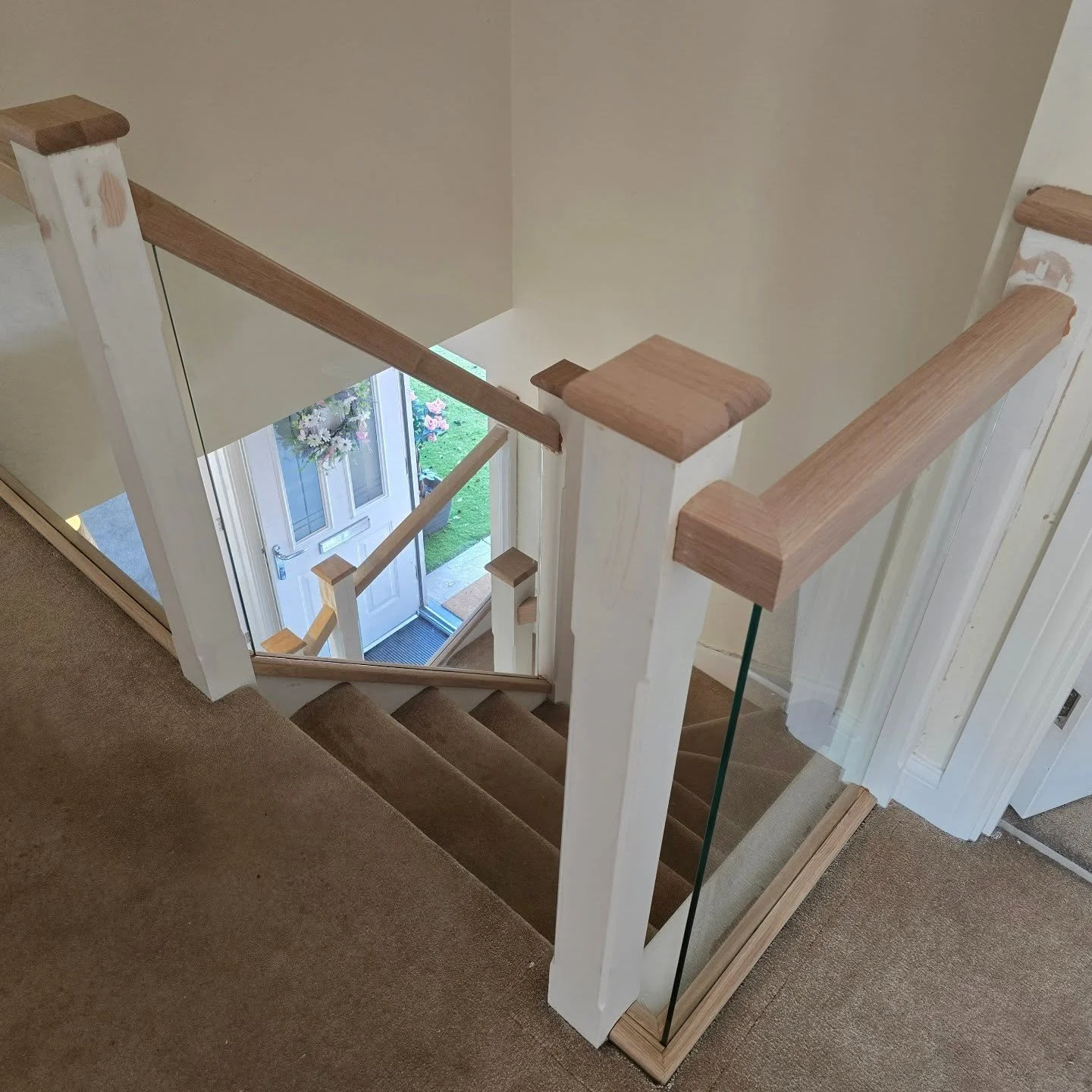 Staircase transformation complete ✅️

This customer wanted to brighten up the stairwell by removing the spindles and darker stained handrail to replace with some lighter white oak Handrails and base rails and some clear Toughened Glass to let through