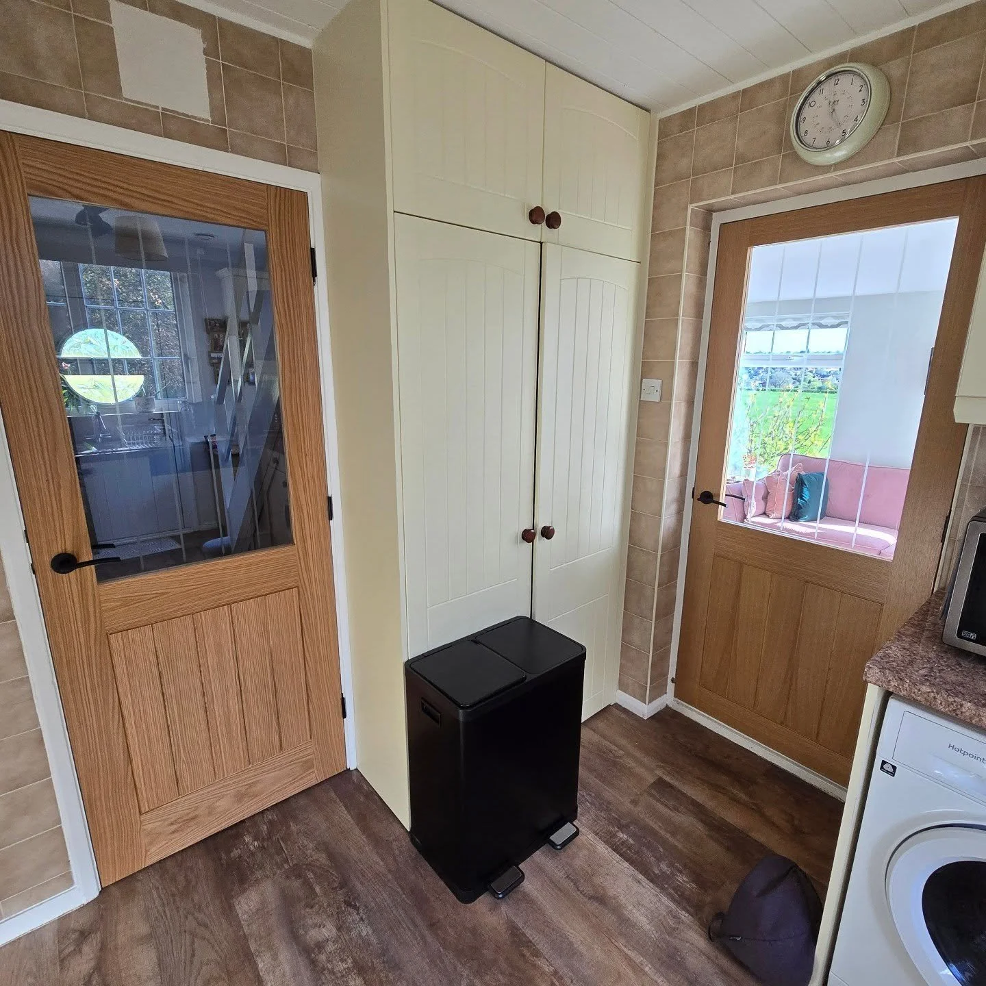 Loved working on these @howdensjoinery Oak Cottage doors with @osmo_uk oil &amp; matt black furniture - it&rsquo;s amazing how a few new doors can totally transform a space! Interested in a project of your own? Let&rsquo;s chat about your Carpentry o