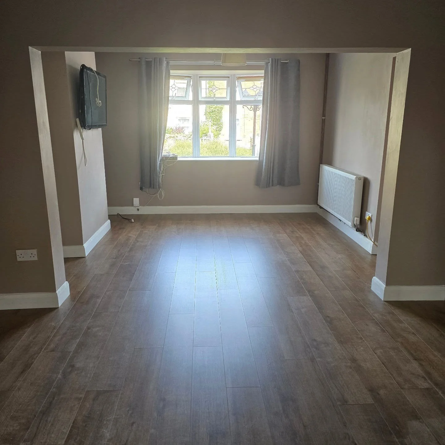 A project finished today in stapenhill, Self leveled the flooring, Underlay, Classic Oak Laminate, 5 inch Chamfered skirting &amp; arcitraves to finish it all off ✅️ Nice change doing some flooring 🔨