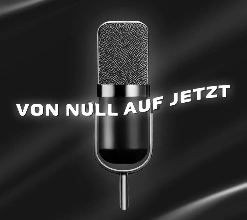 Schwarzes und weißes Bild mit einem Mikrofon und deutschem Text "Von null auf jetzt"