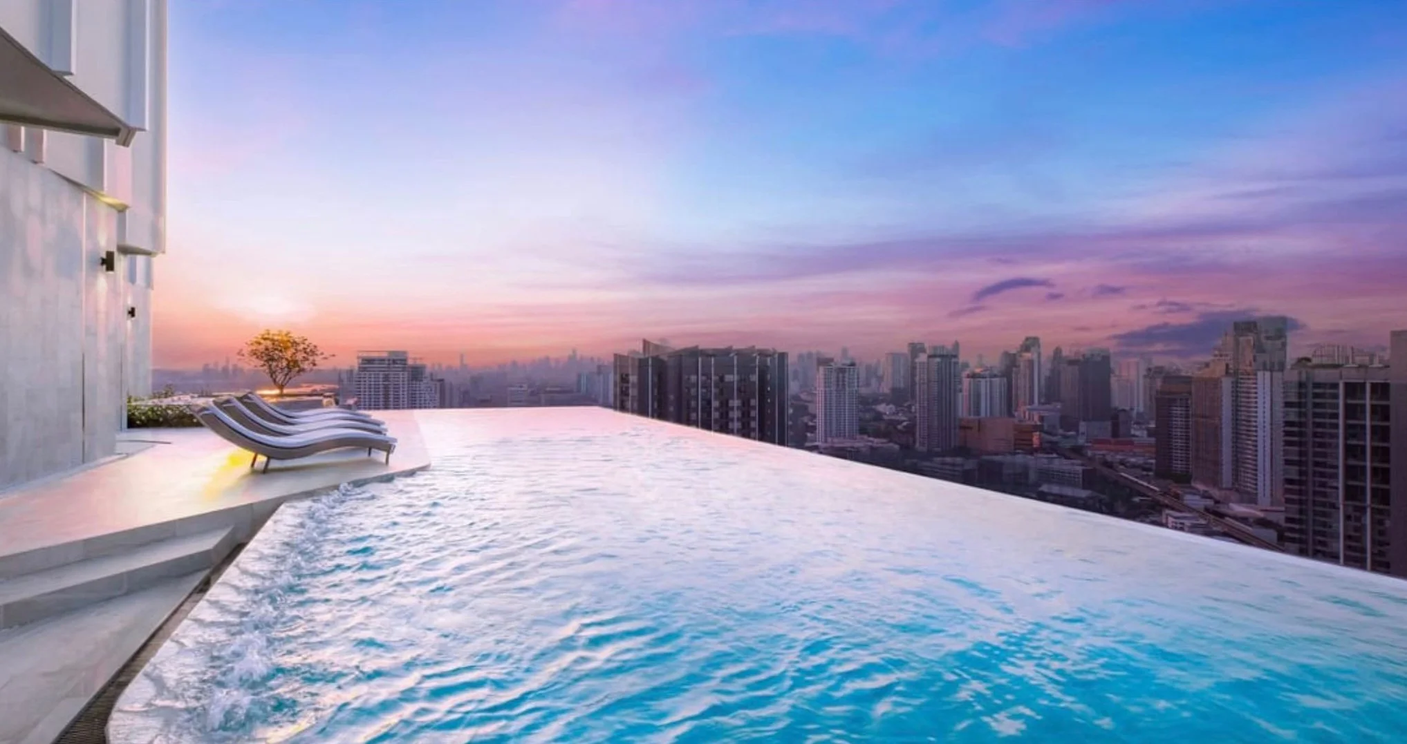 Rooftop infinity pool at Knightsbridge Space Sukhumvit – Rama 4 overlooking the Bangkok skyline at sunset.