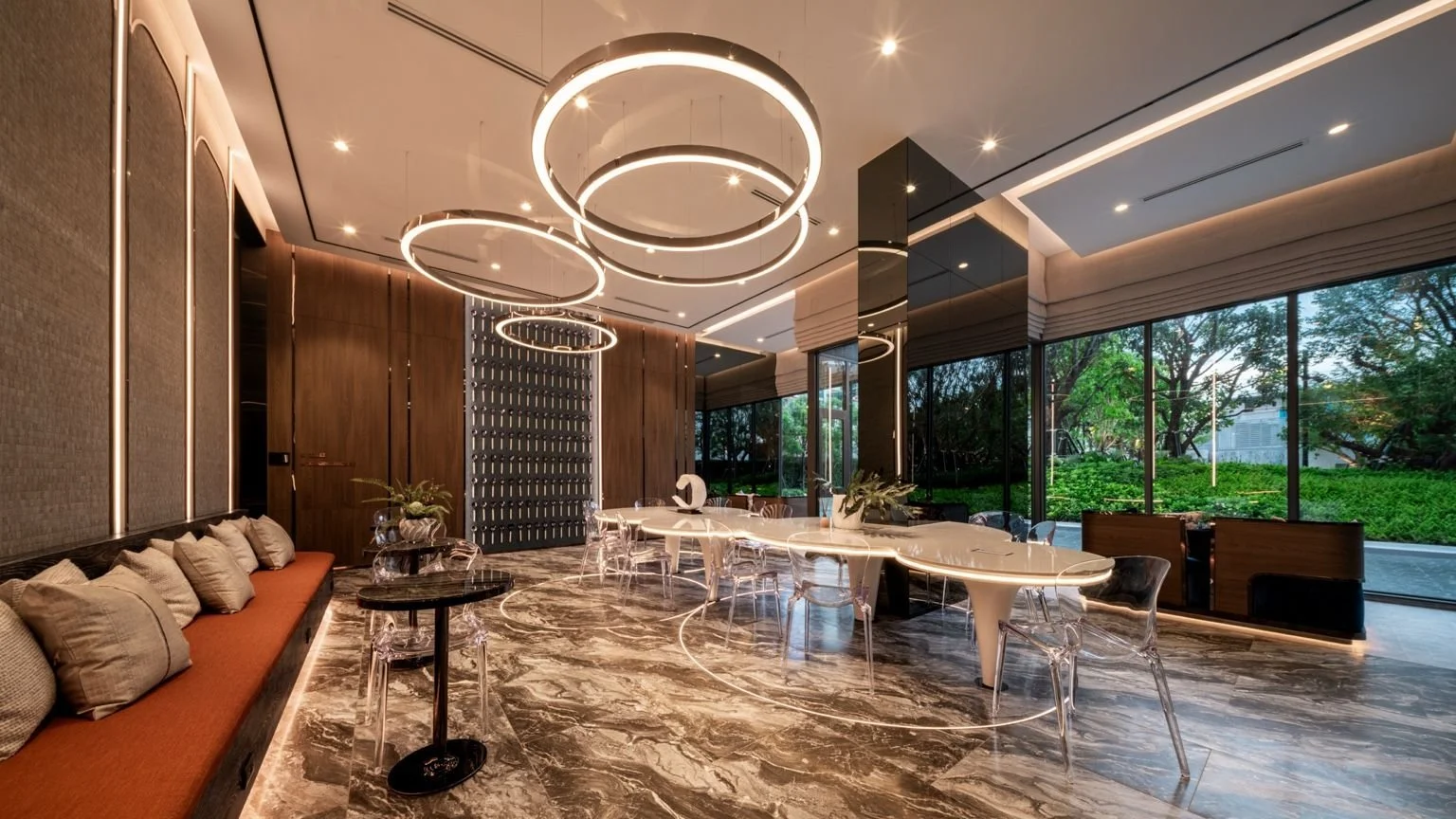 Residents’ parlour lounge at Life Rama 4 Asoke with circular seating, modern lighting and garden views.