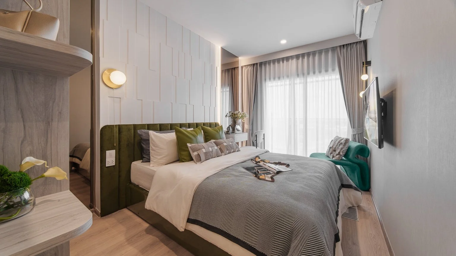 1 bedroom plus unit bedroom at Life Rama 4 Asoke with modern furnishings and soft natural lighting.