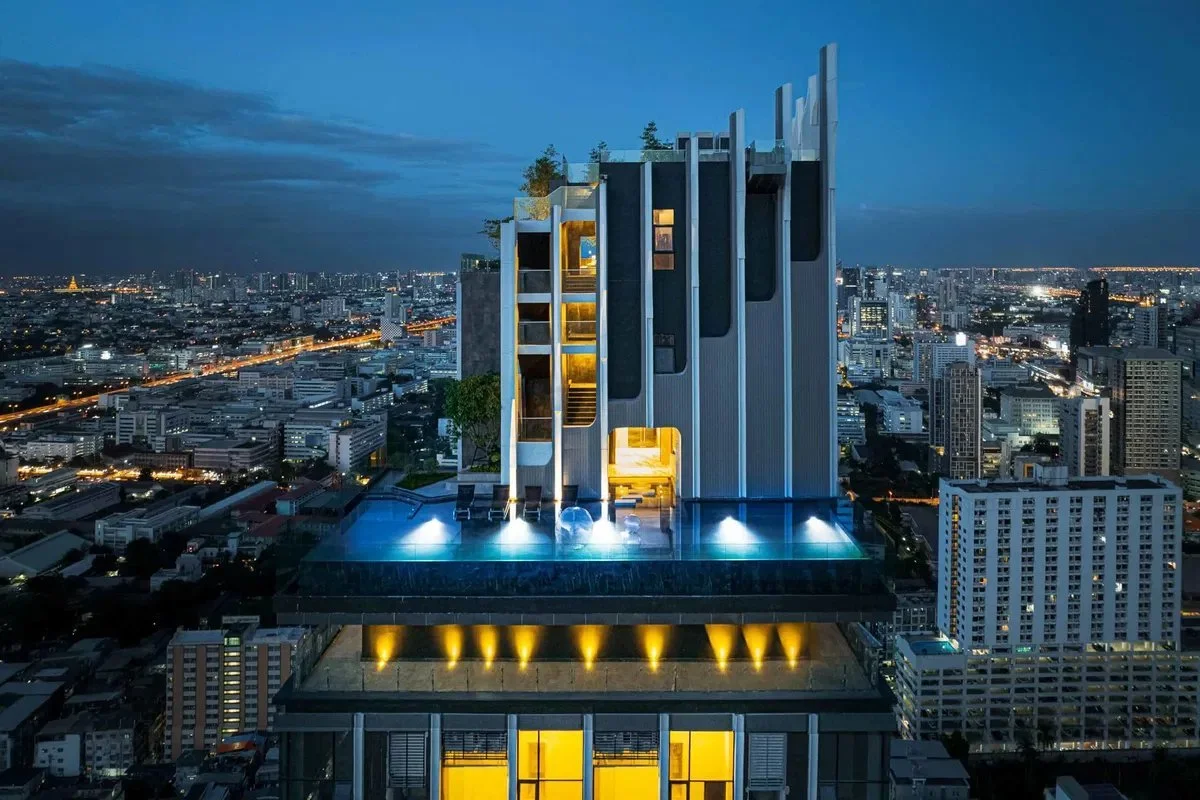Rooftop infinity pool with Bangkok skyline views at Park Origin Phayathai.