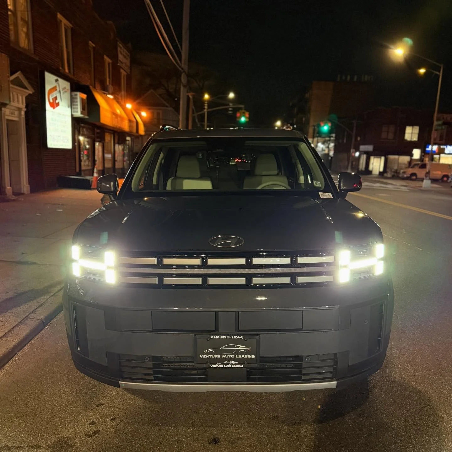 2025 Hyundai Santa Fe SEL in the sleek Ecotronic Grey ◻️ on Grey ◻️ combo. 🔥

A bold design paired with luxurious interiors and cutting-edge tech &ndash; this SUV is ready to elevate every drive, day or night.

From the futuristic front grille to th