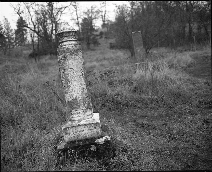 Old pioneer cemetery on the Mosier Plateau photographed with a Mamiya RZ67 and Fomapan 100 black and white film.