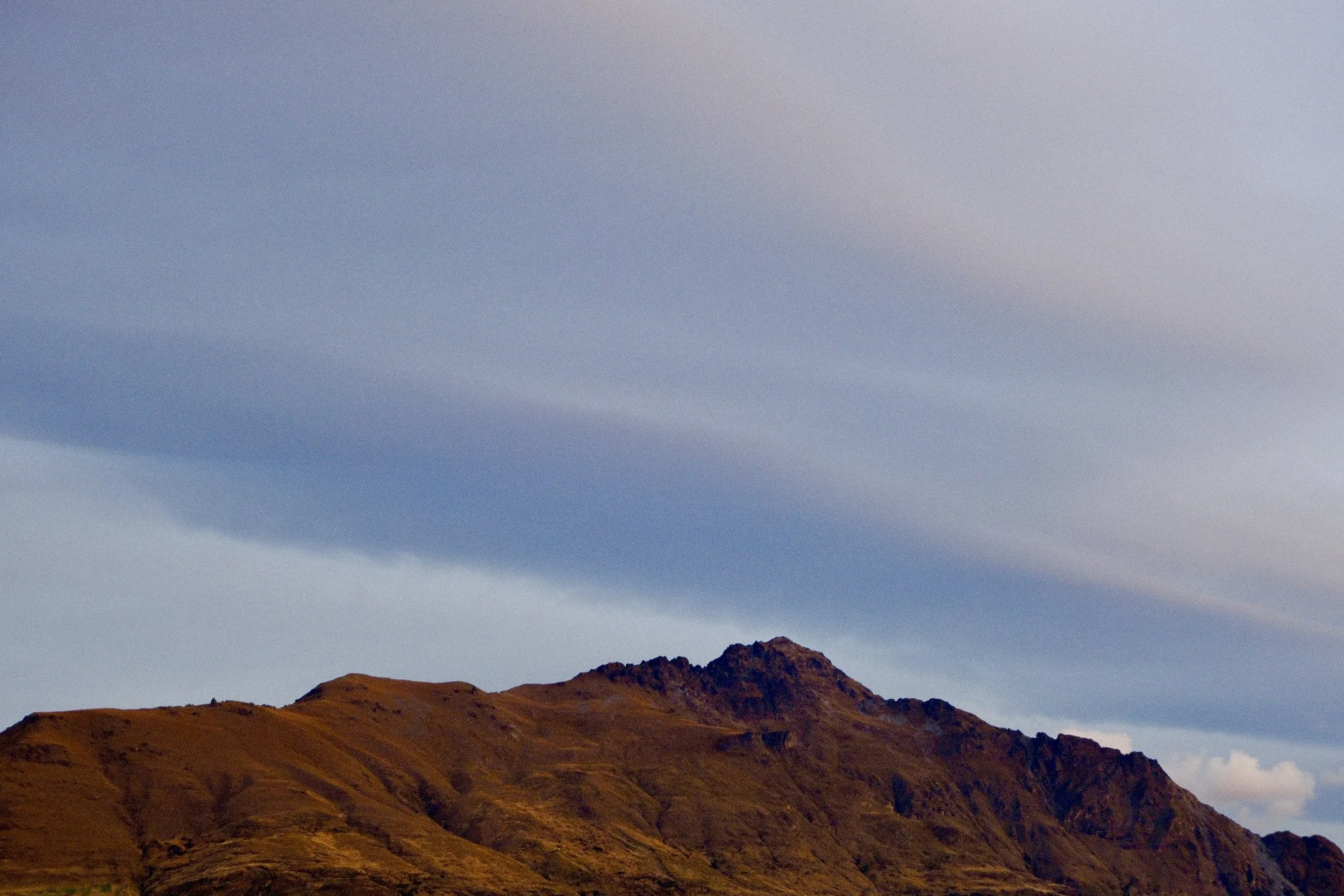 Ciel gris, collines orange