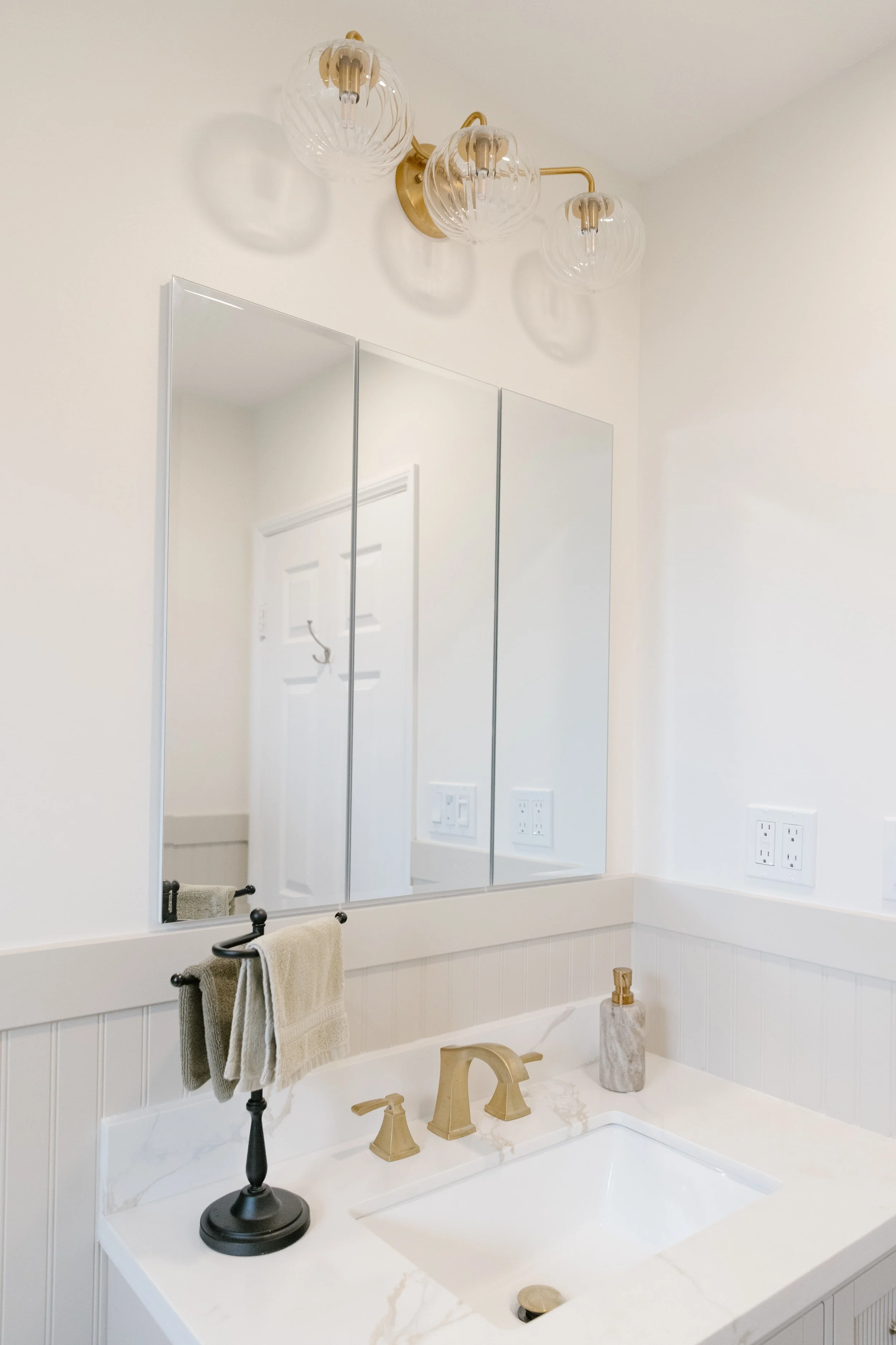 bathroom-vanity-mirror-sink.jpg