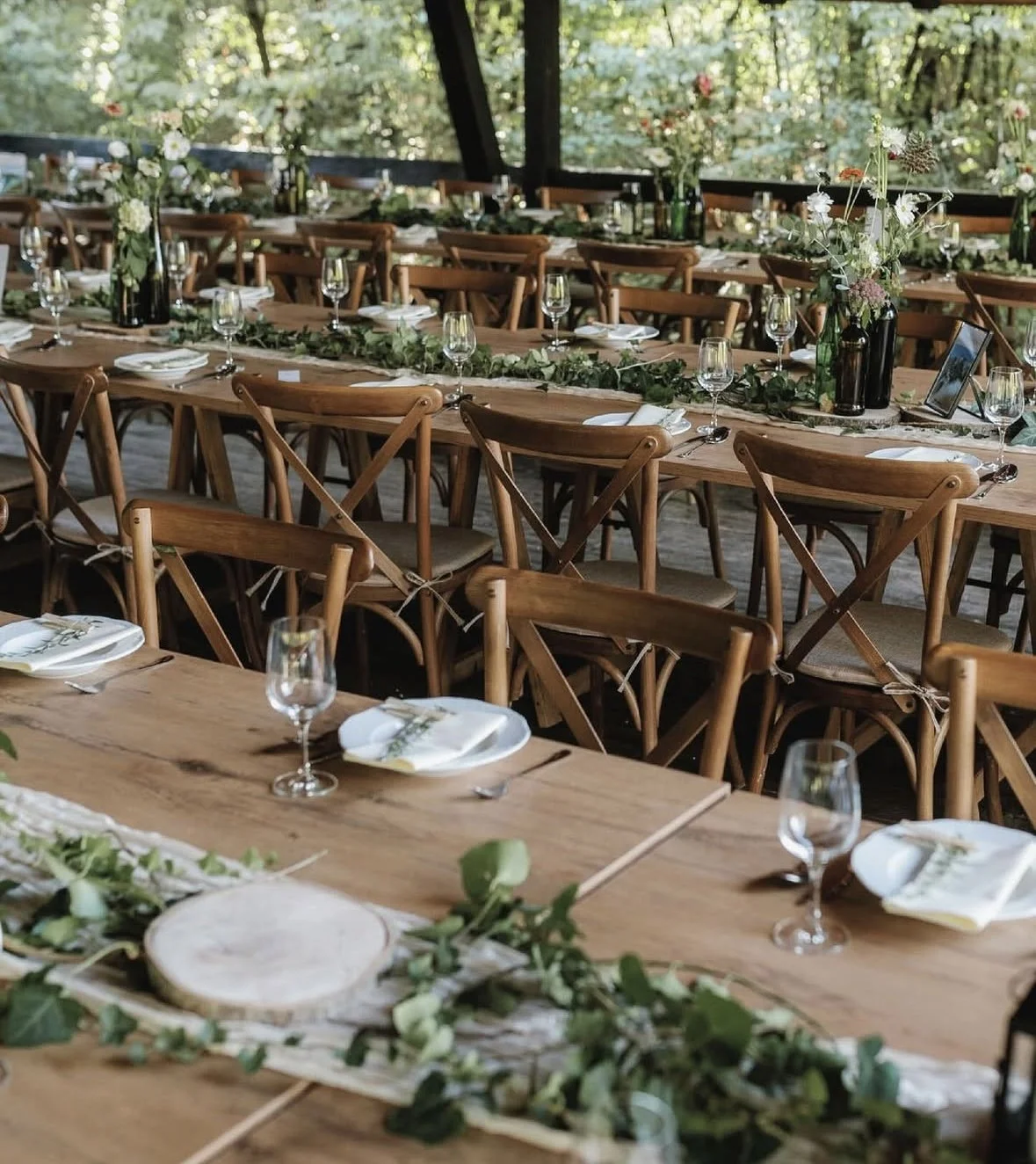 esküvői székek egy természetes helyszínen